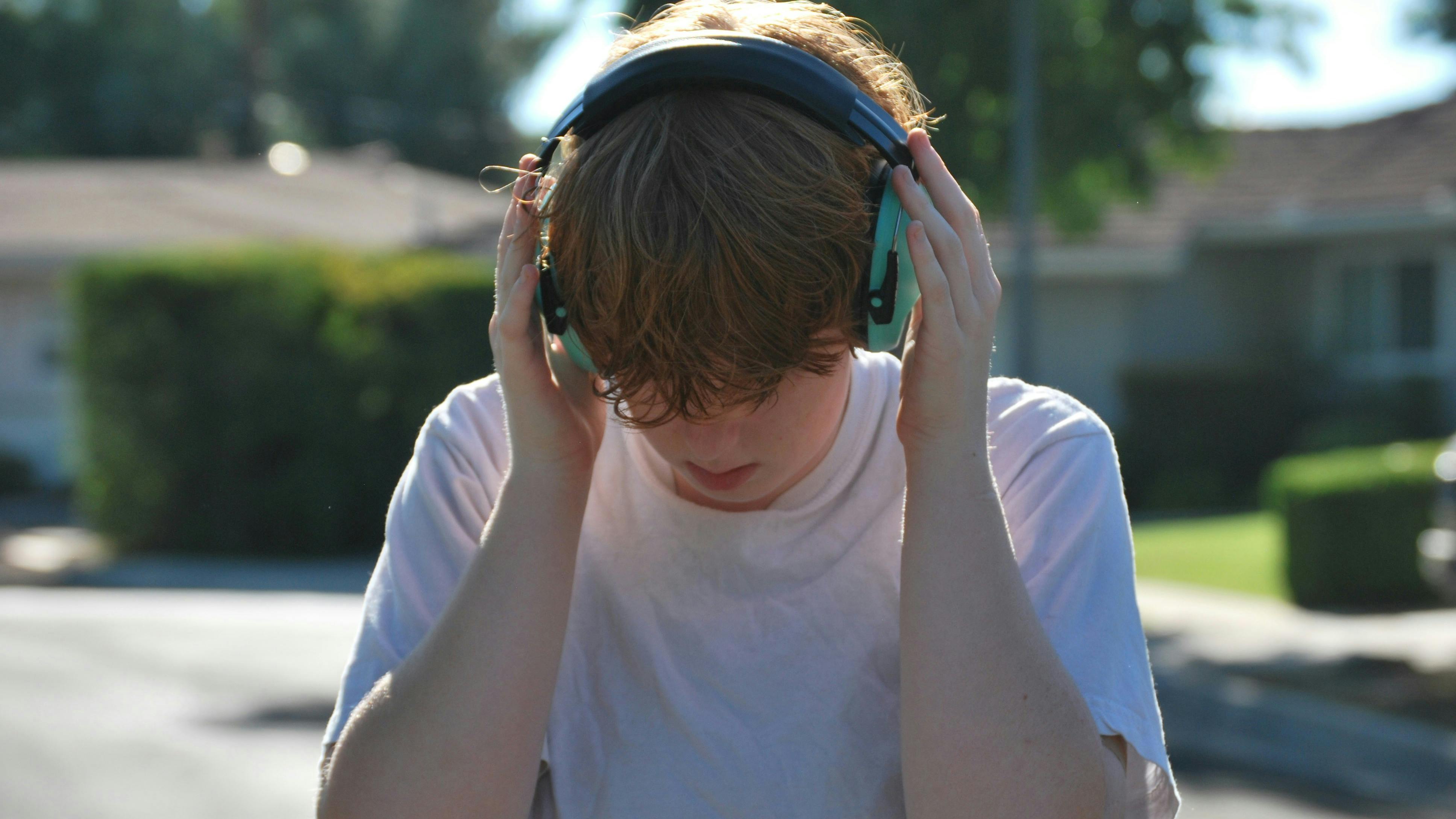 Dreng med høretelefoner