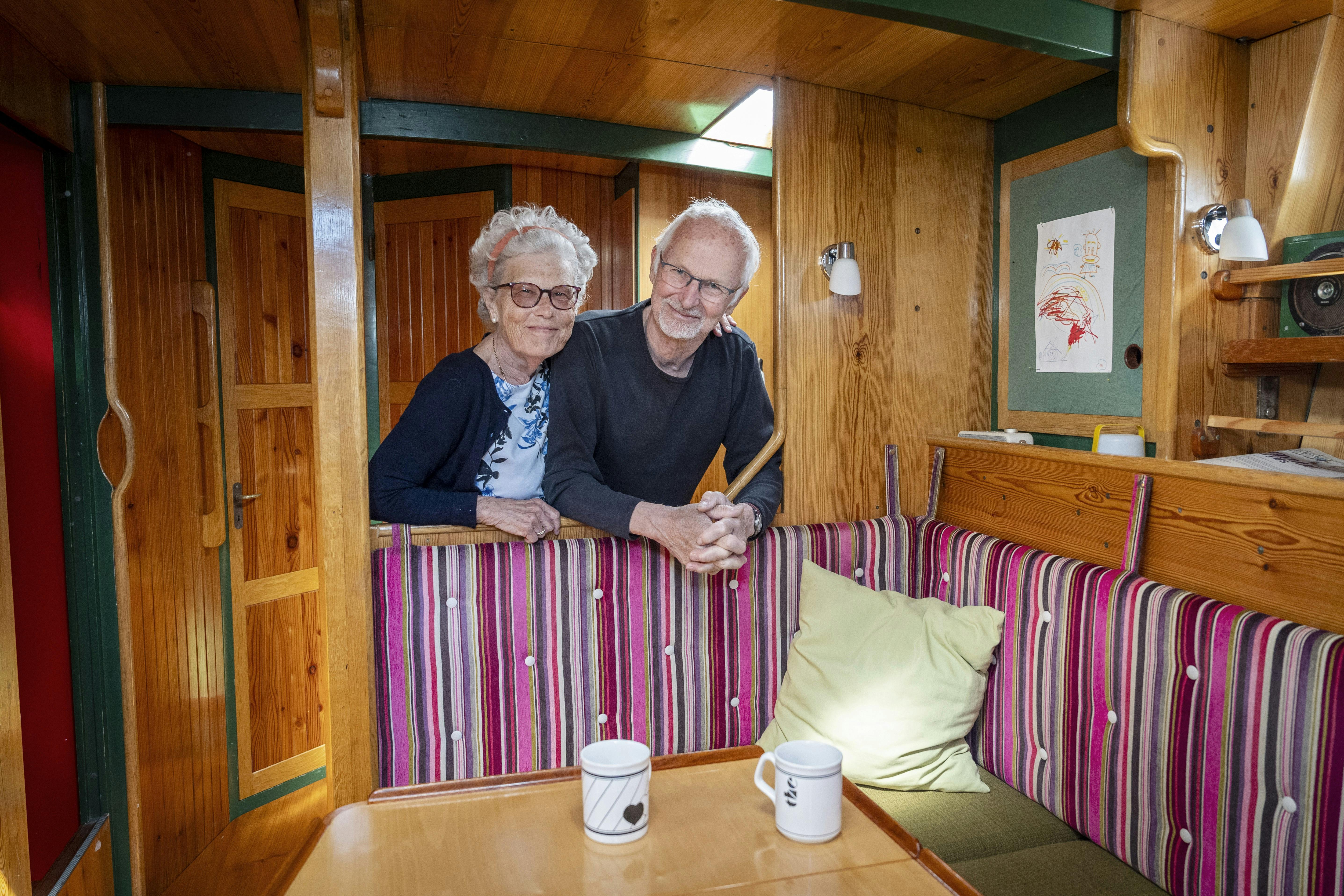 Georg Lok og Charlotte Enemark har sejlet sammen i mange år, men forelskelsen er ny, og til sommer kan parret fejre første bryllupsdag.