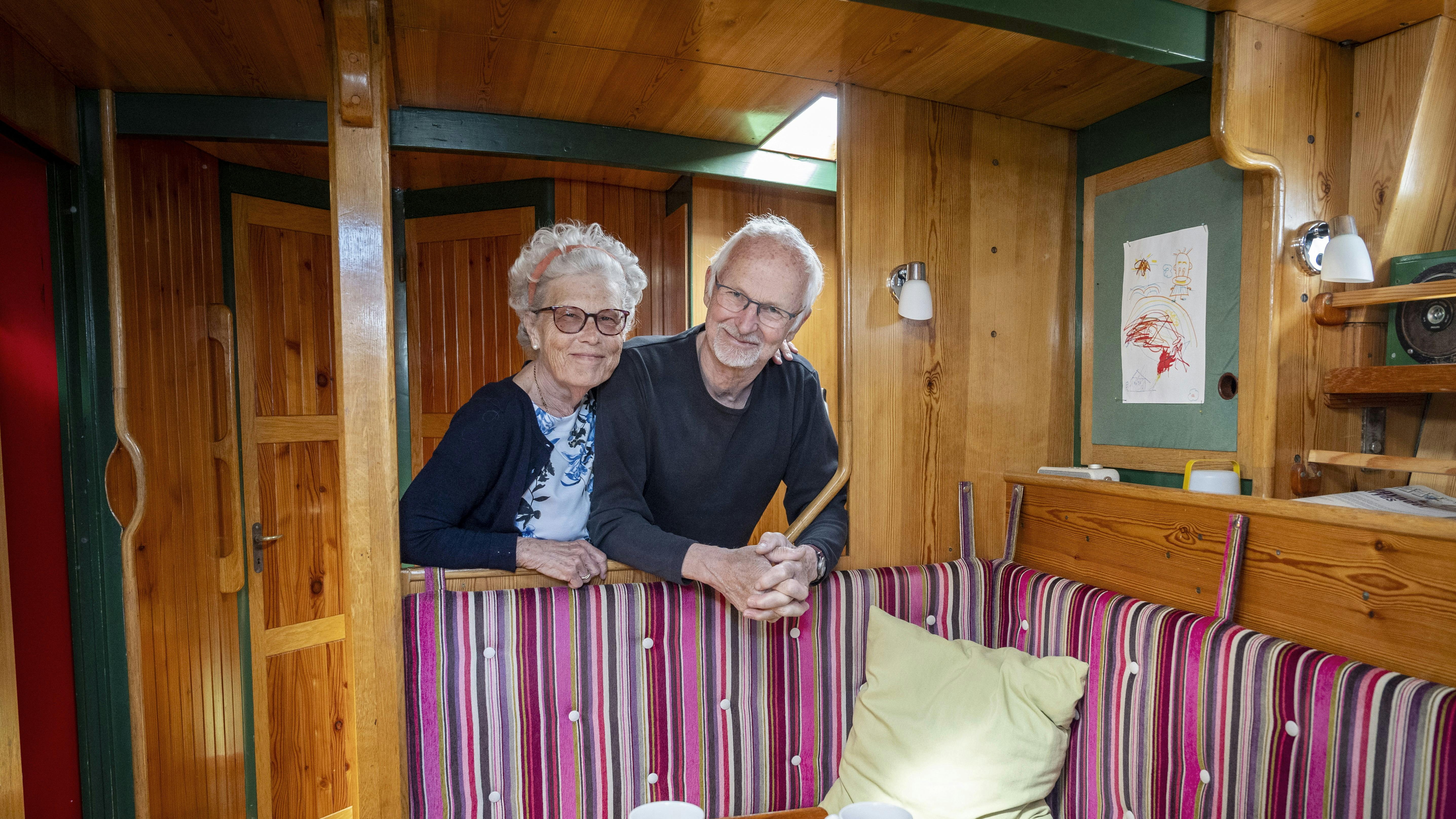 Georg Lok og Charlotte Enemark har sejlet sammen i mange år, men forelskelsen er ny, og til sommer kan parret fejre første bryllupsdag.