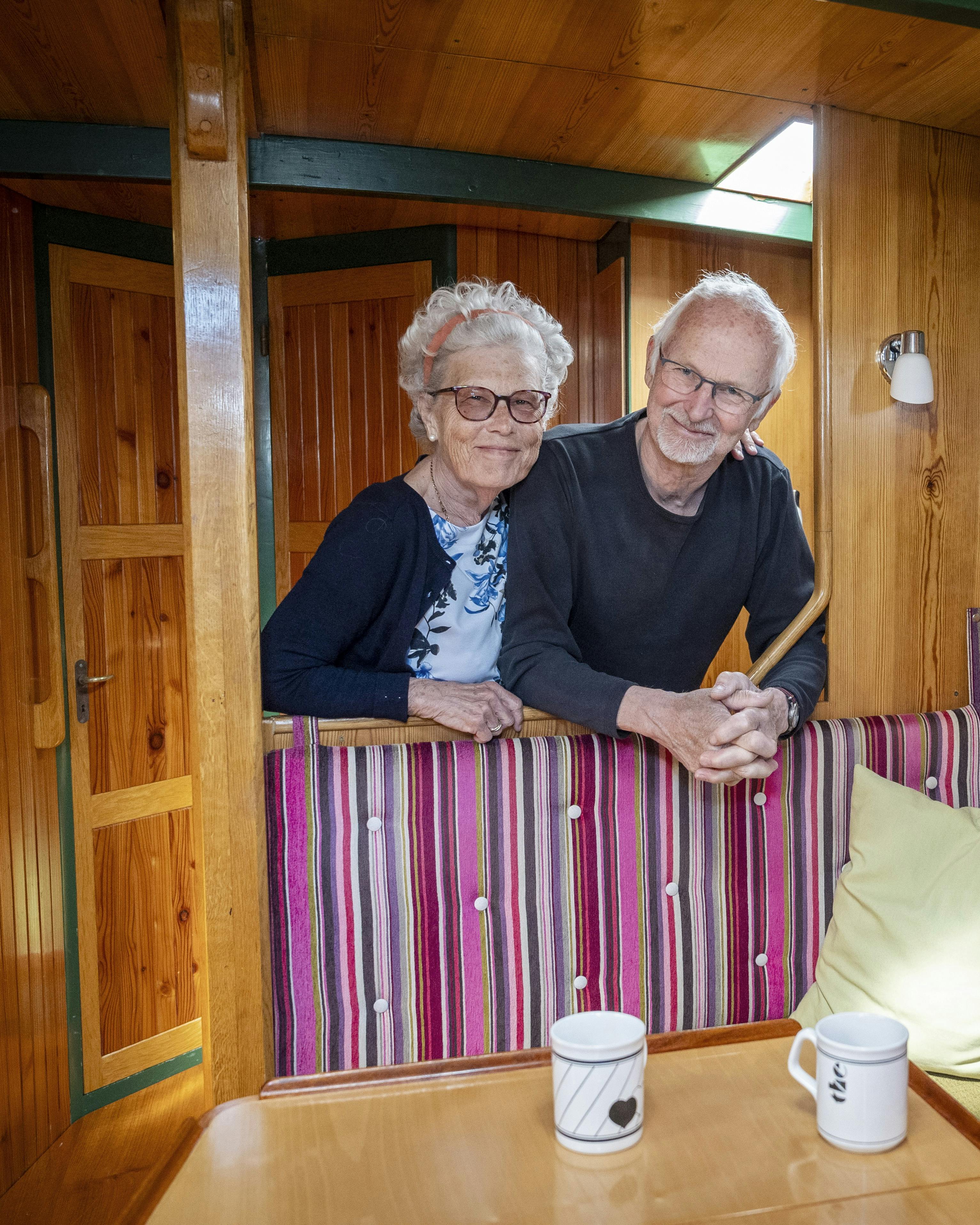 Georg Lok og Charlotte Enemark har sejlet sammen i mange år, men forelskelsen er ny, og til sommer kan parret fejre første bryllupsdag.