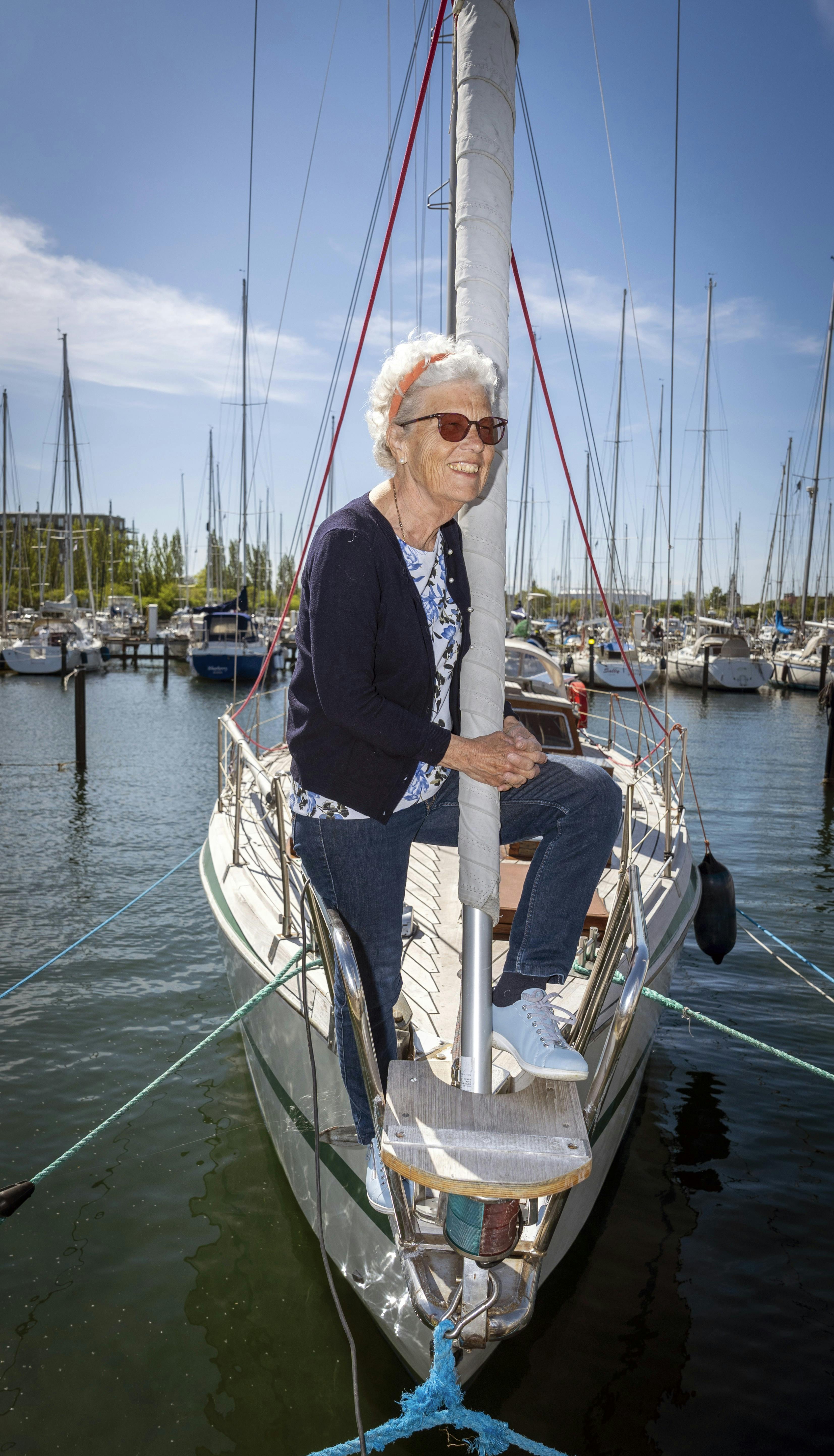 Charlotte gør en flot galionsfigur på Georgs båd, som han byggede samtidig med havnen. 