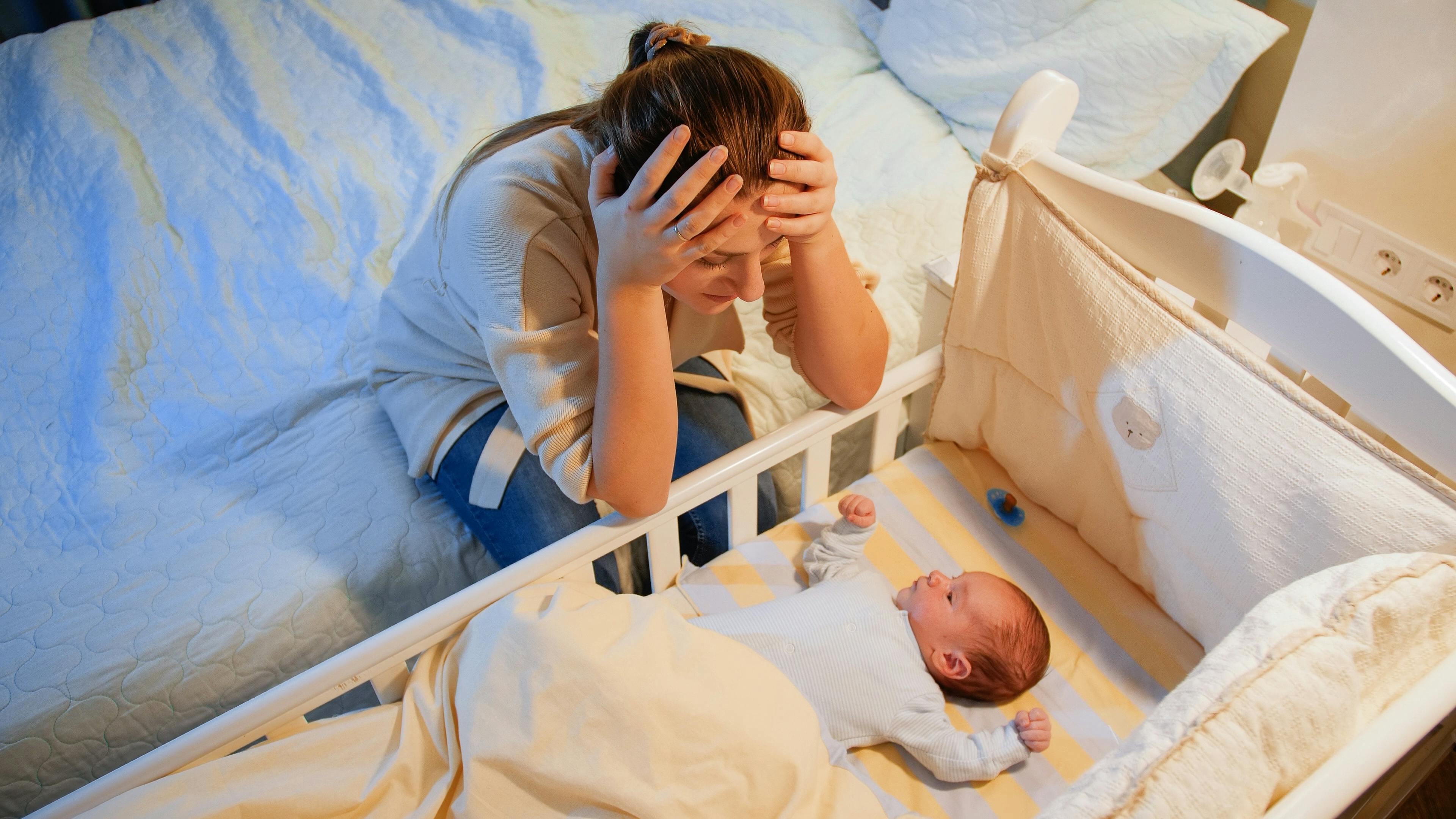 Ung træt mor med baby