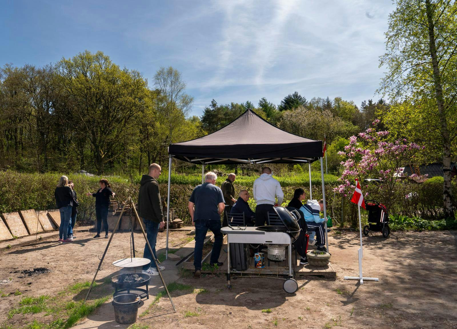 Mennesker i en kolonihave
