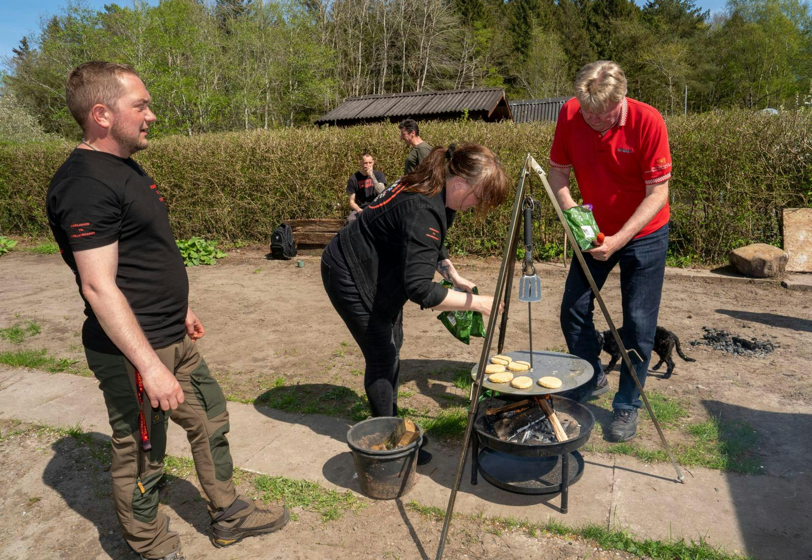 Mennesker omkring et bål. 
