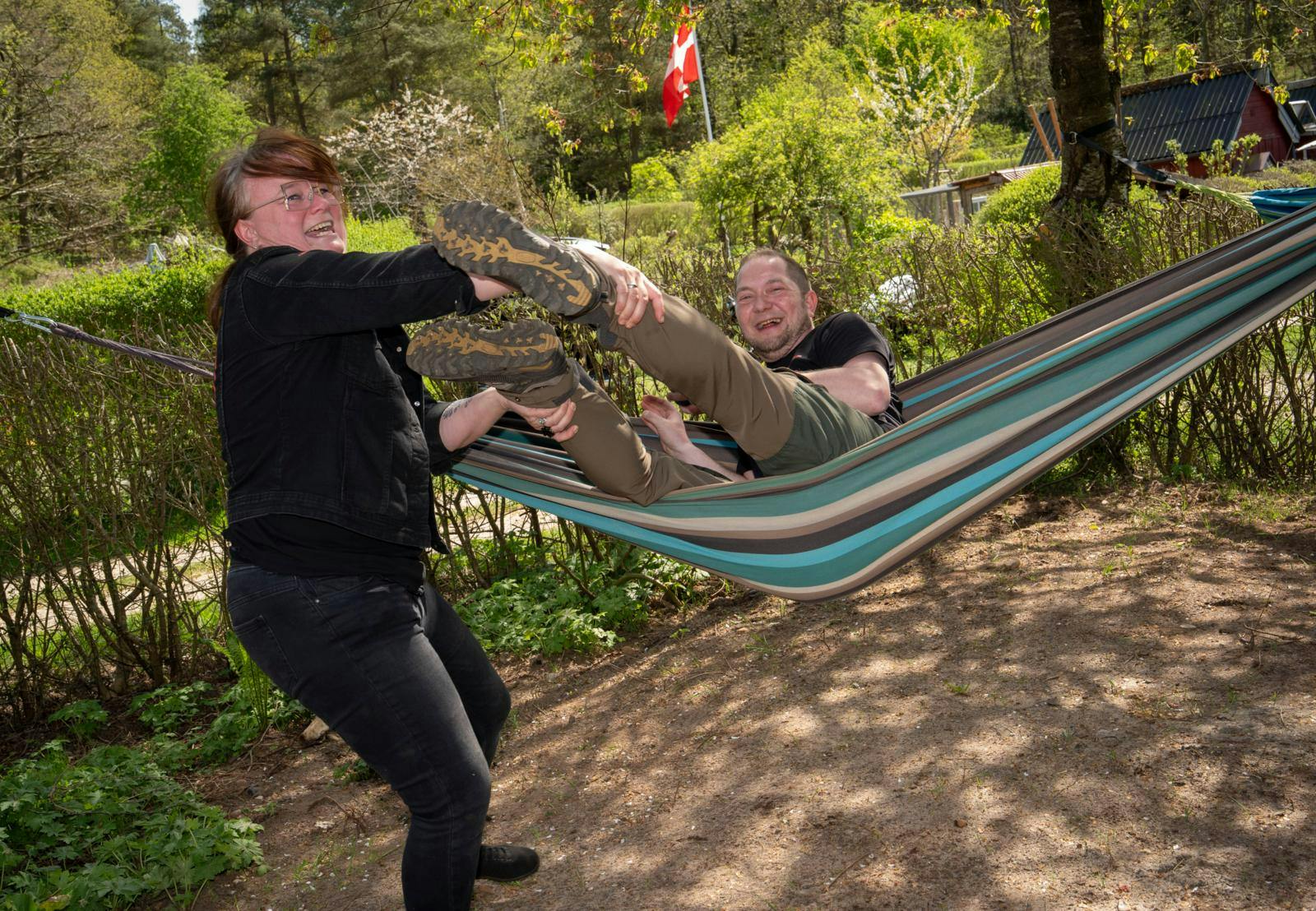 To mennesker og en hængekøje.