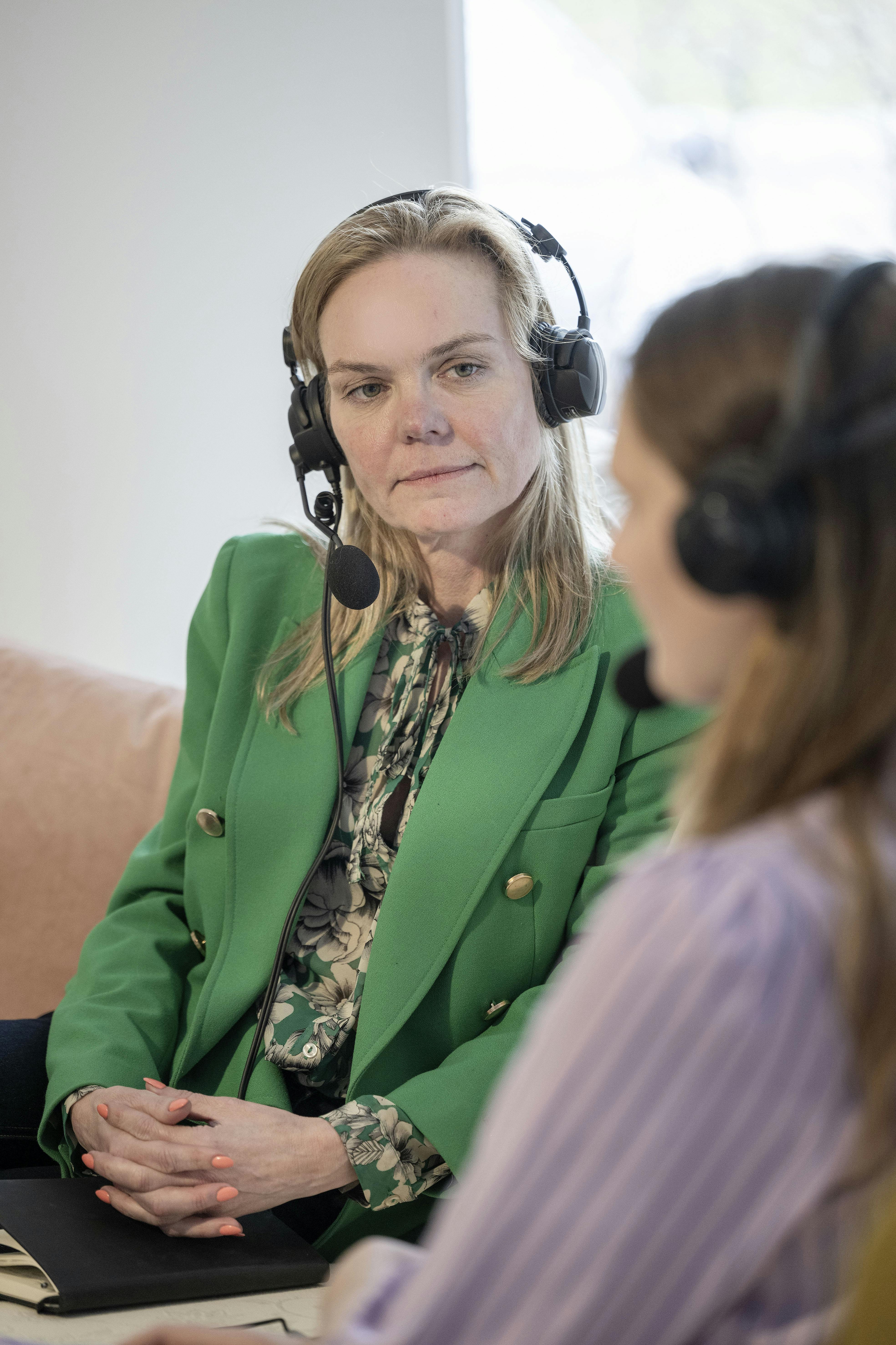 Karin Heurlin i gang med et afsnit af sin podcastserie "Min kærlighedshistorie", som hun lavede til Ude og Hjemme.