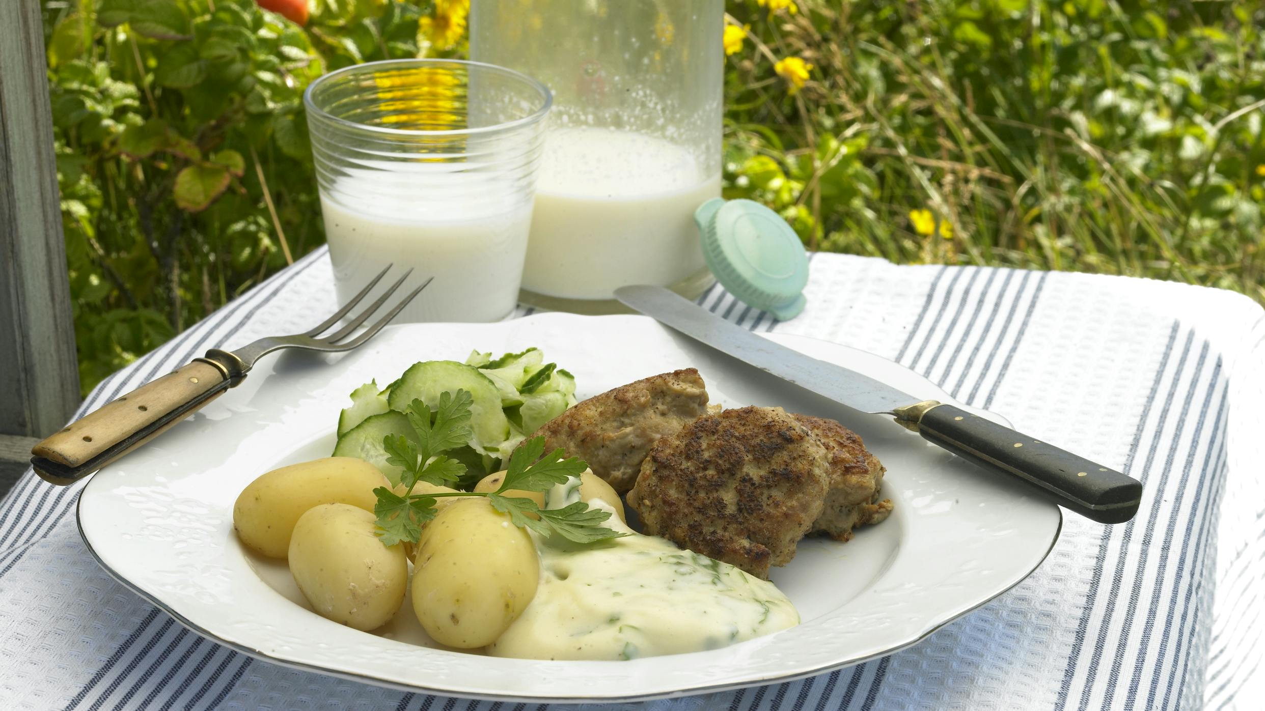 Frikadeller med kartofler og persillesovs