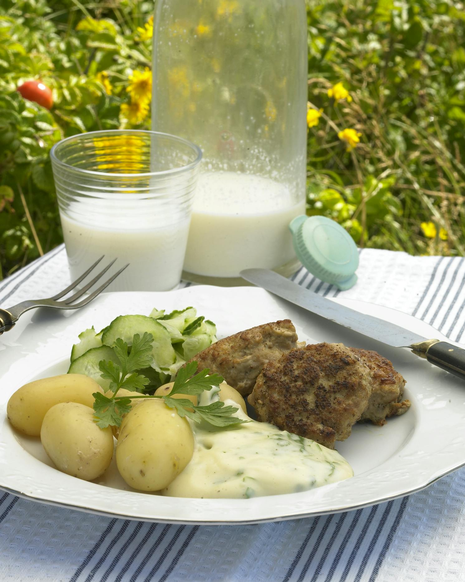 Frikadeller med kartofler og persillesovs