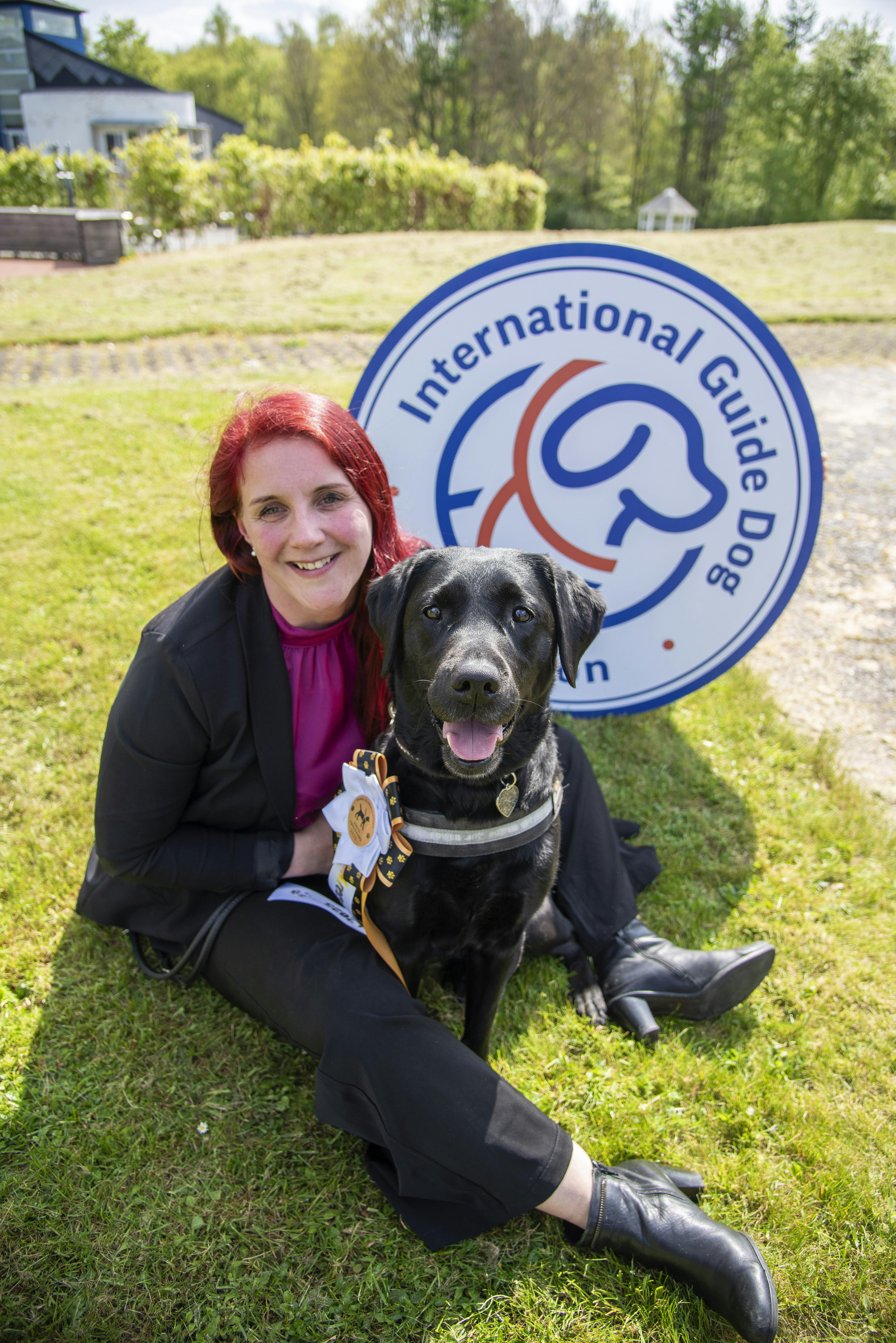 Rikke Hjortnæs med sin førerhund Silke, der er blevet kåret som Årets Førerhund 2025.