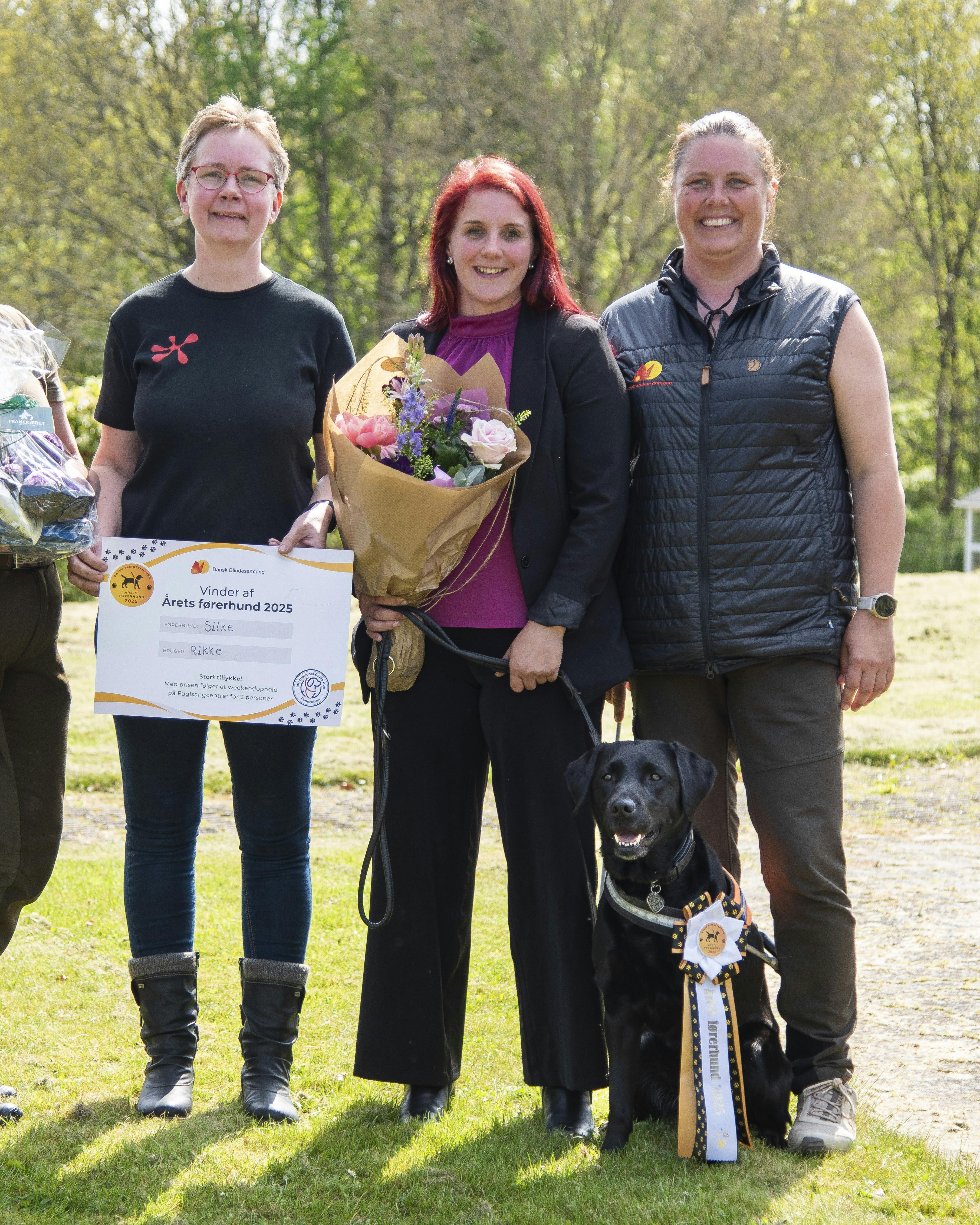 Rikke Hjortnæs med sin førerhund Silke ved sidstnævntes kåring som Årets Førerhund omgivet af Silkes fodervært, opdrætter og førerhundeinstruktør.