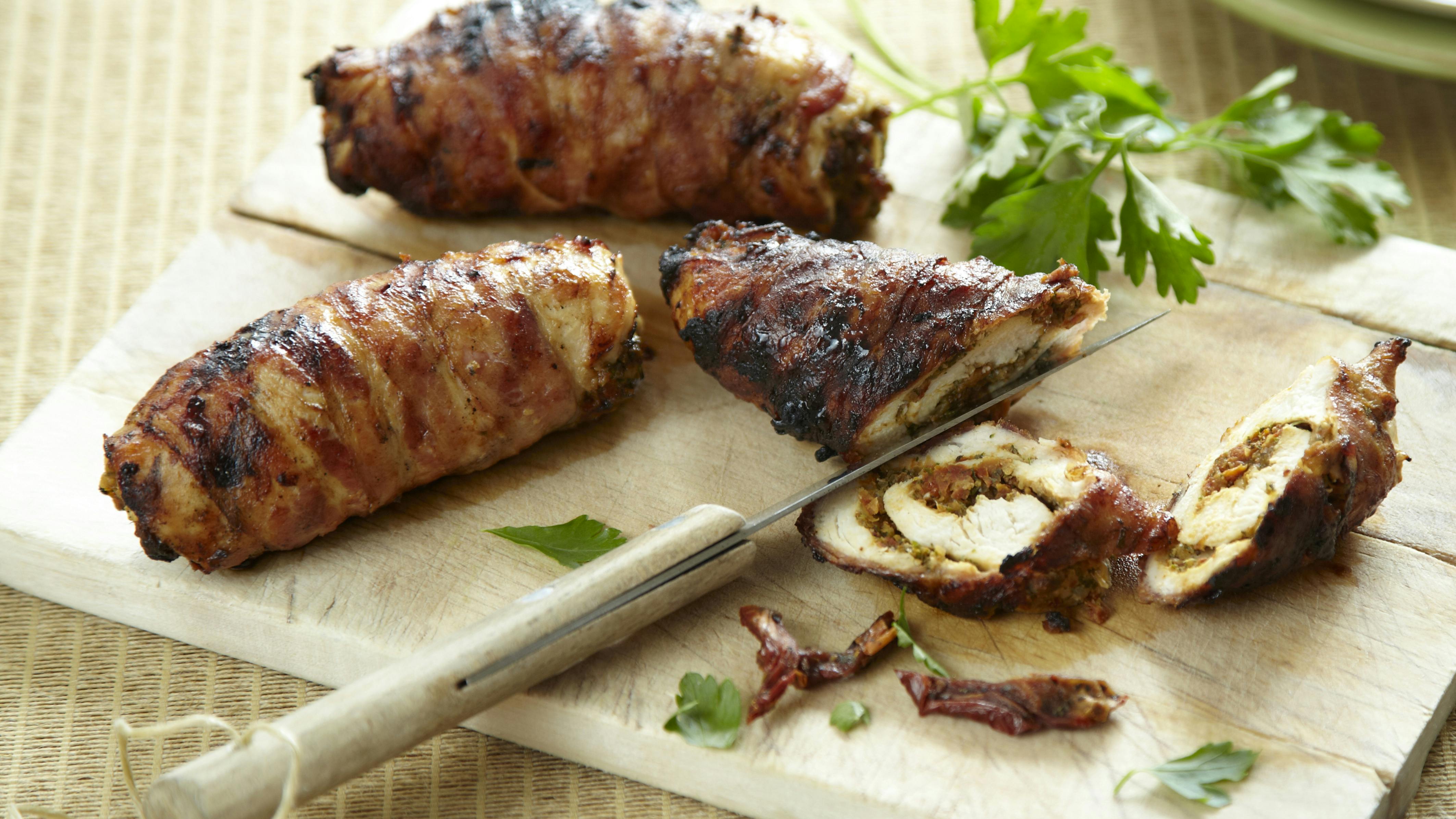Kyllingeroulade med lækkert fyld og bacon
