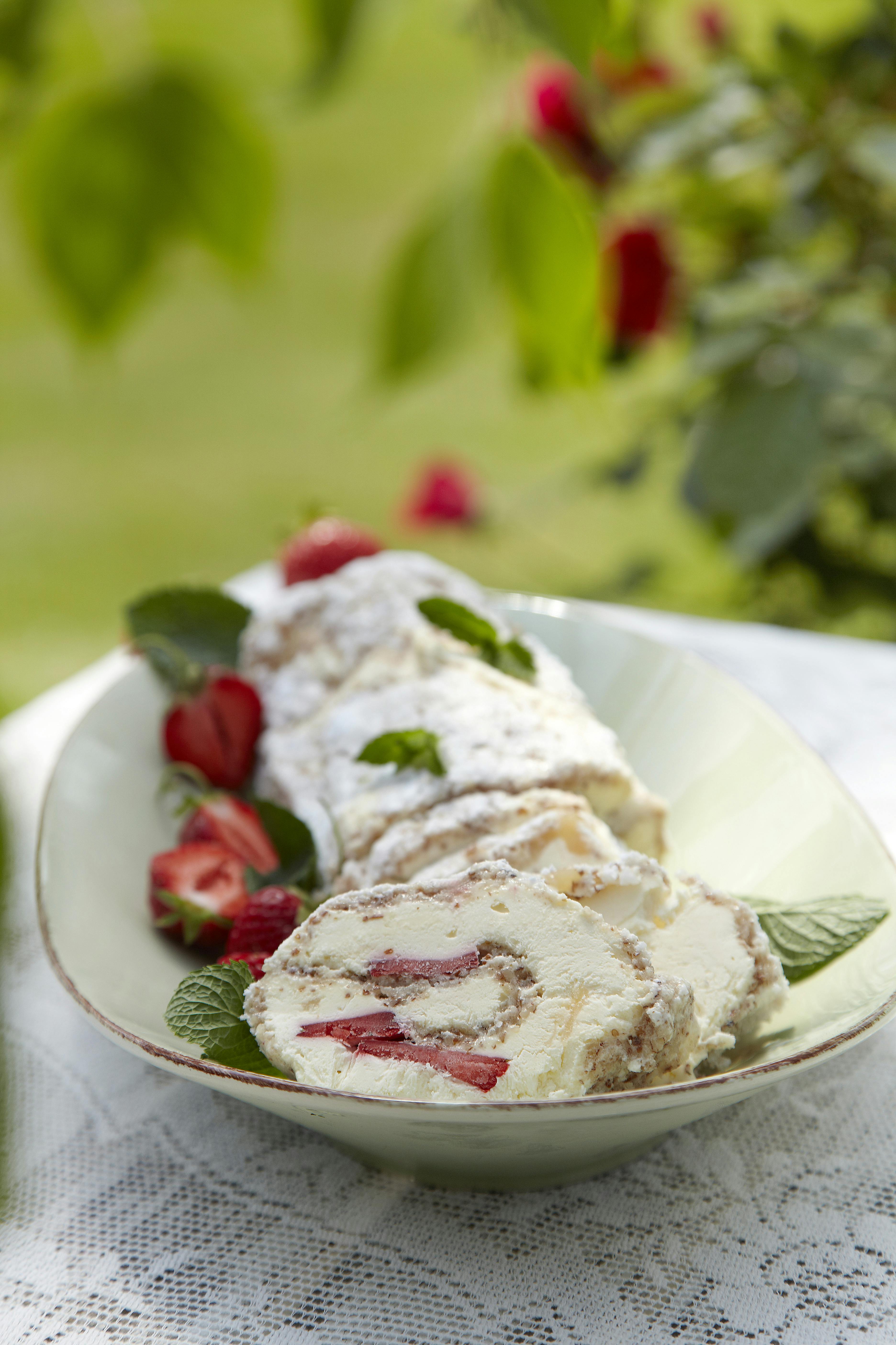 Marengs-roulade med jordbær og lemoncurd