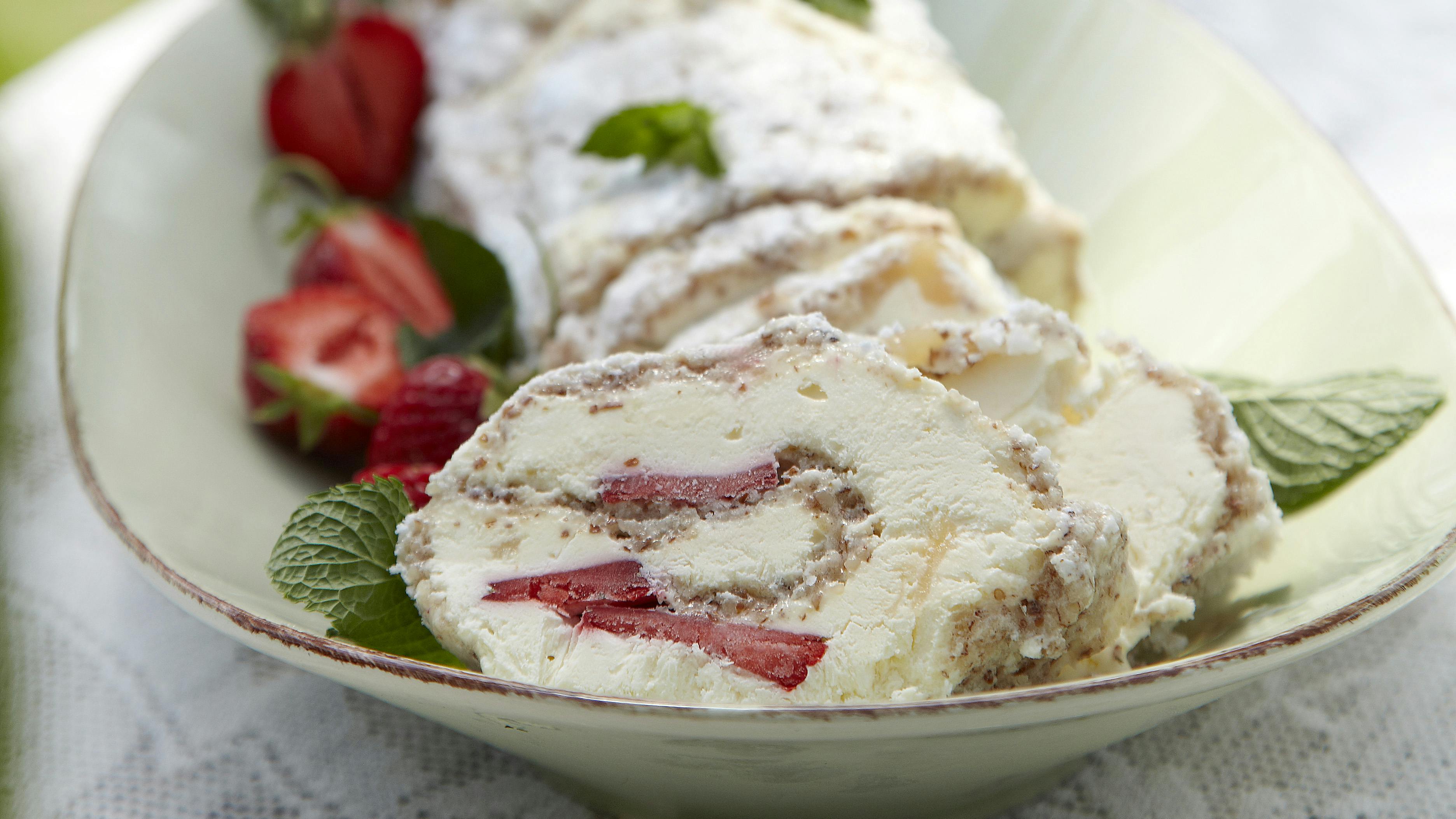 Marengs-roulade med jordbær og lemoncurd