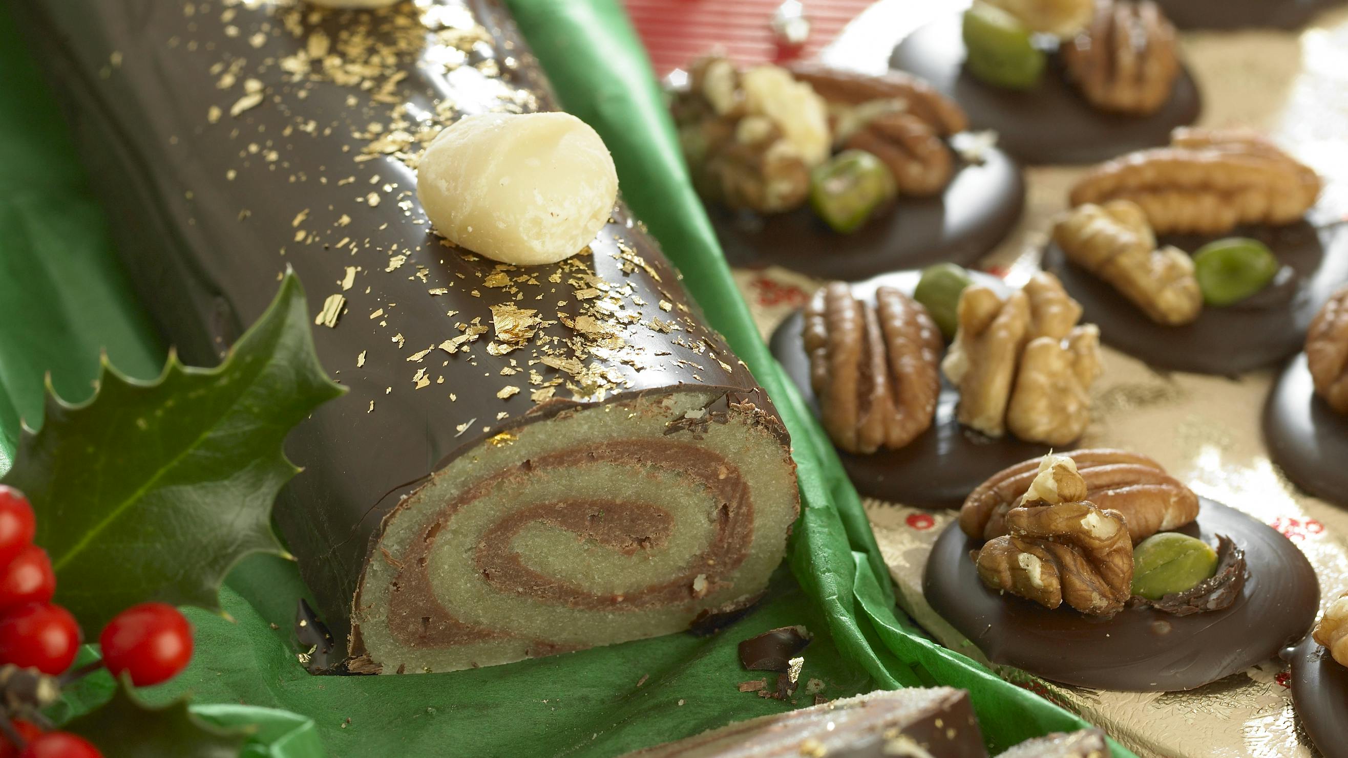 Marcipan-roulade med hindbærtrøffel