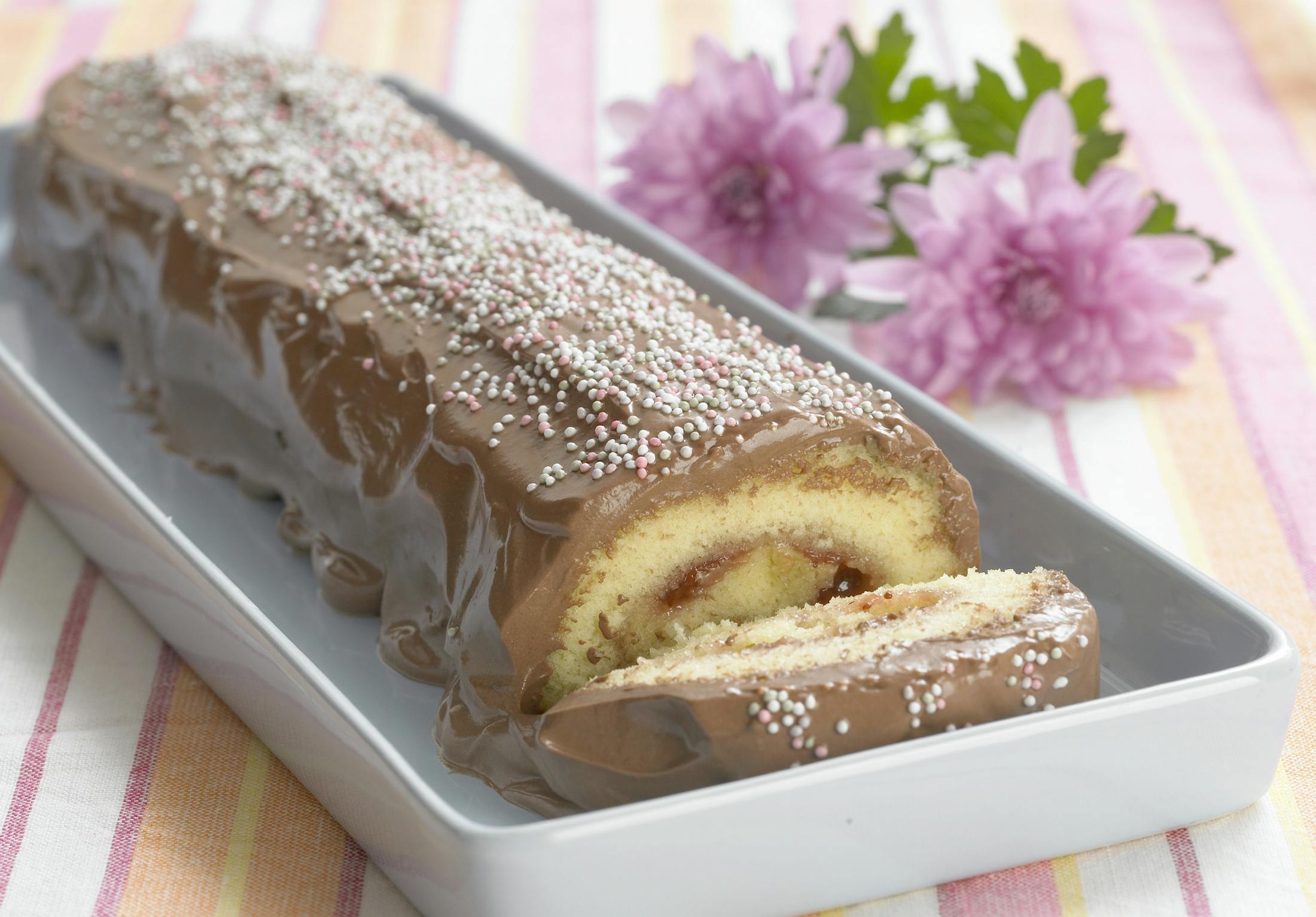 Farmors roulade med fyld af marmelade og overtrukket med chokolade