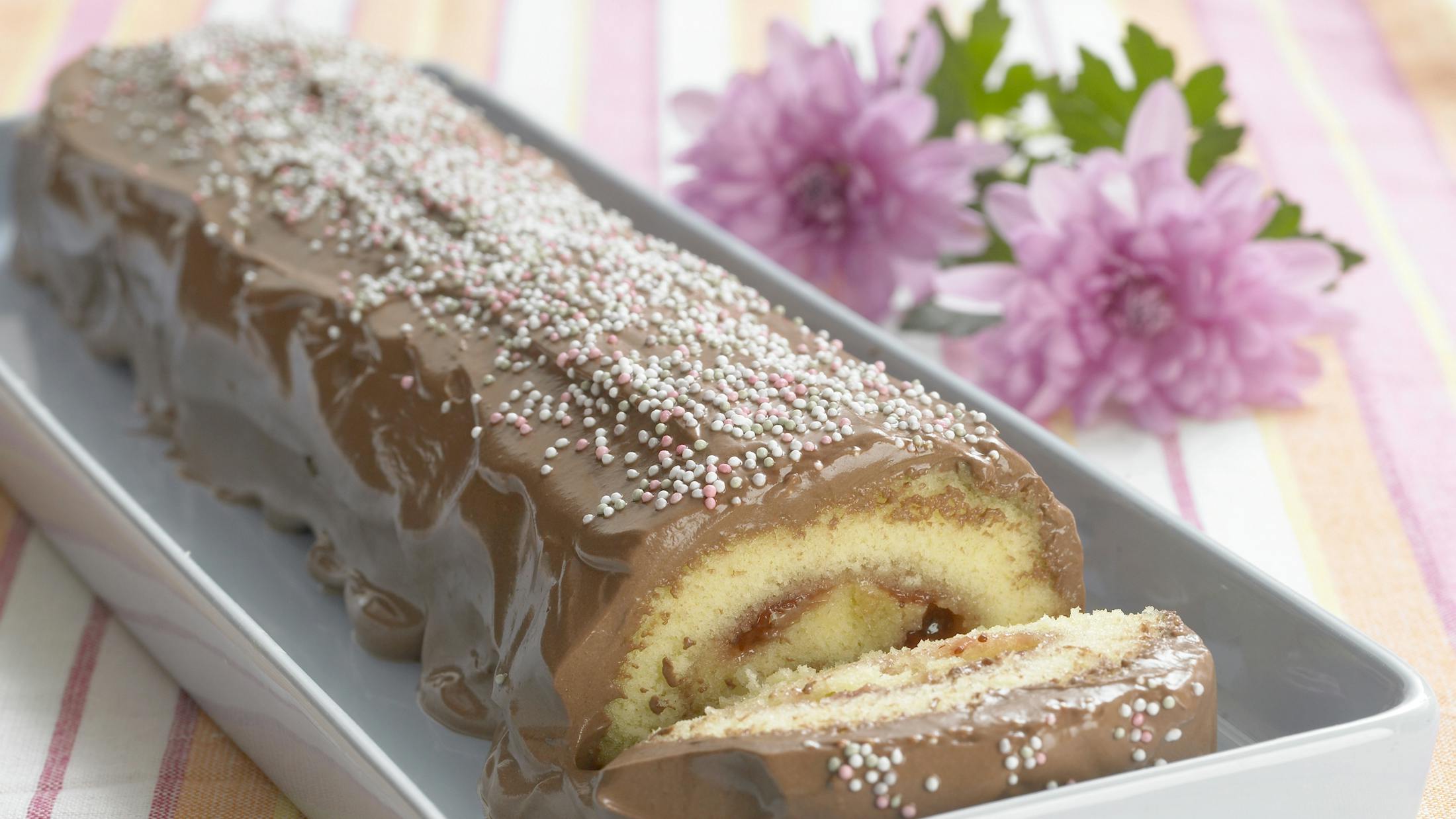 Farmors roulade med fyld af marmelade og overtrukket med chokolade