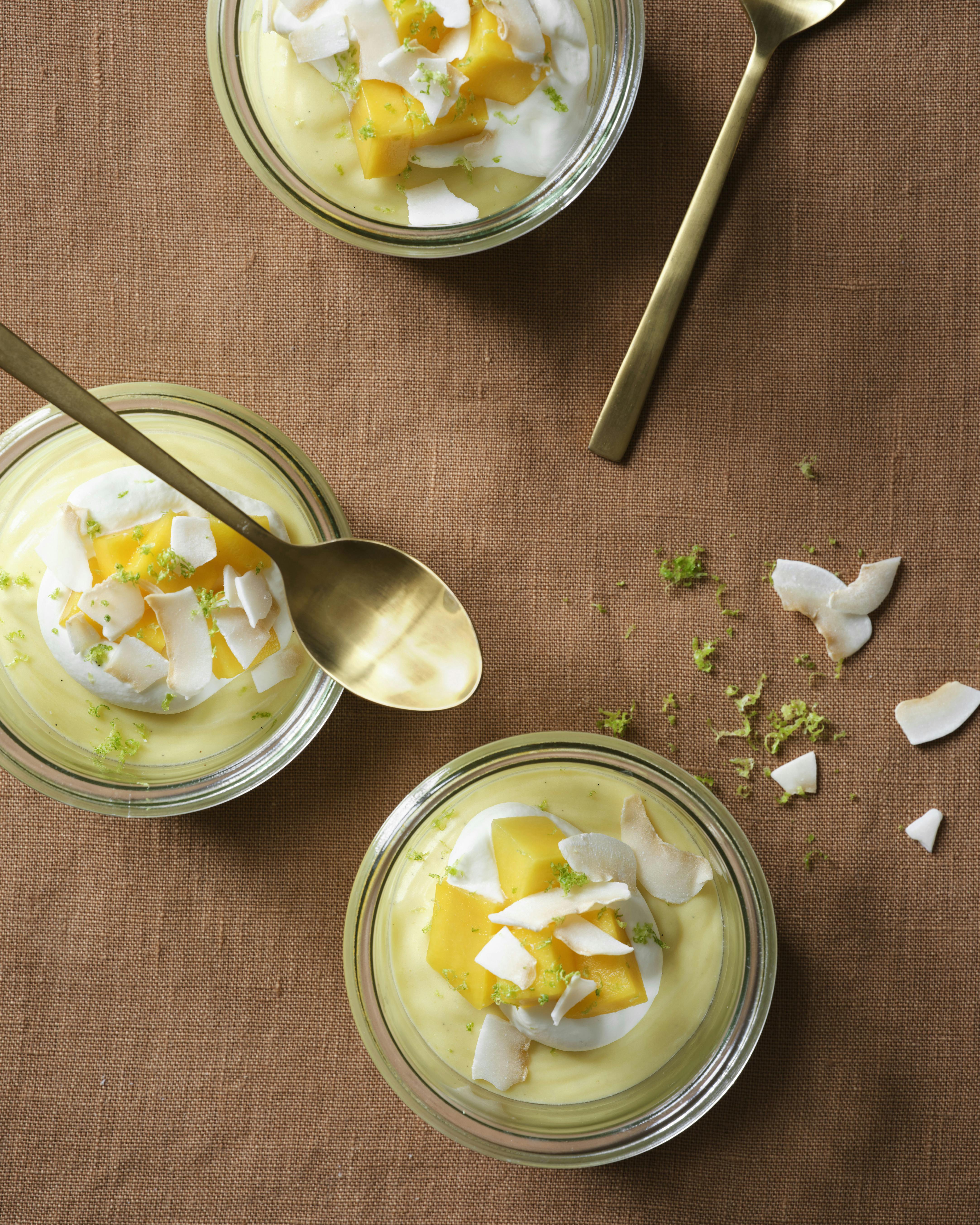 Mangomousse med græsk yoghurt og lime
