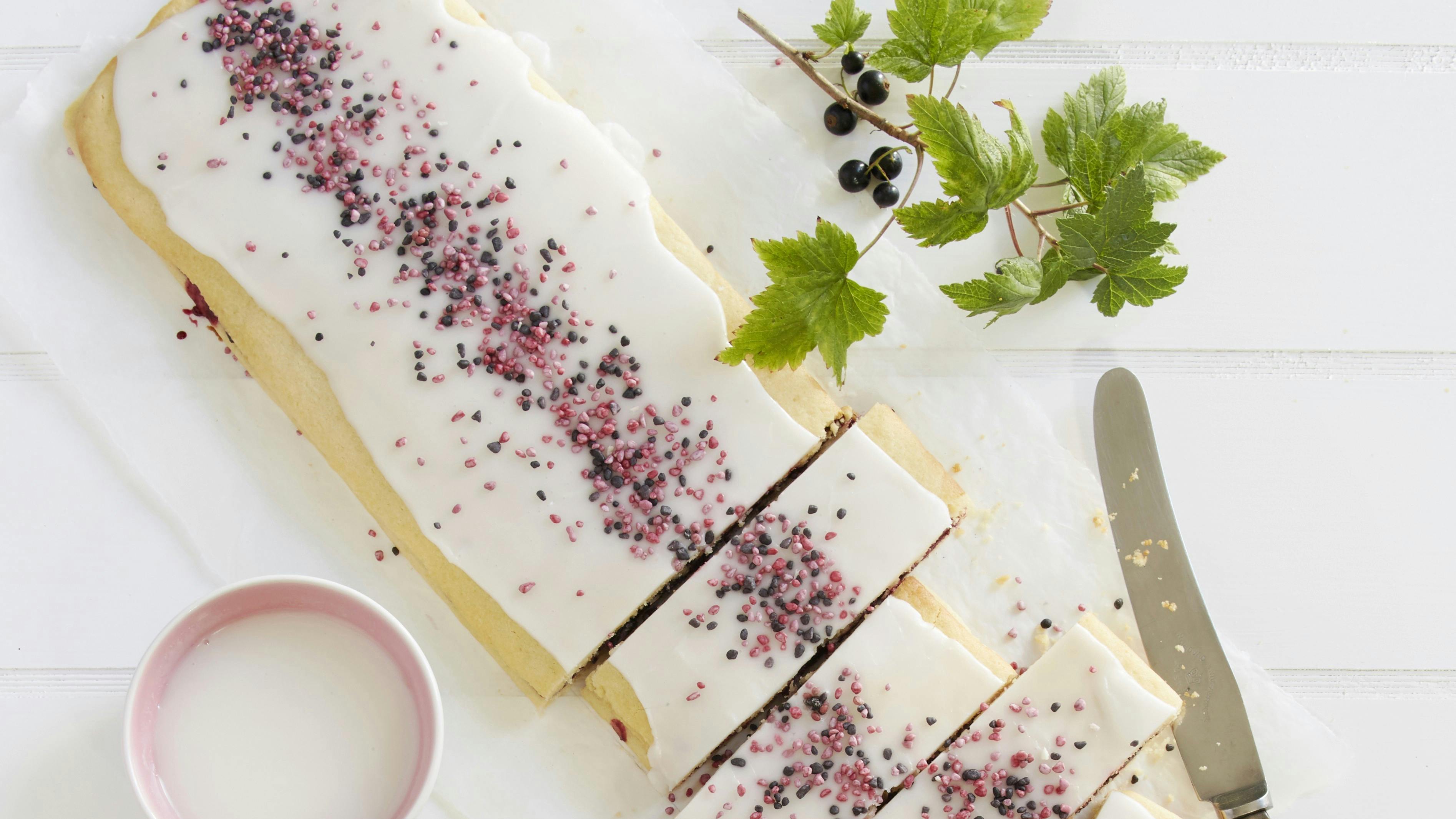 Lækre solbærsnitter med hjemmelavet mørdej og sød glasur