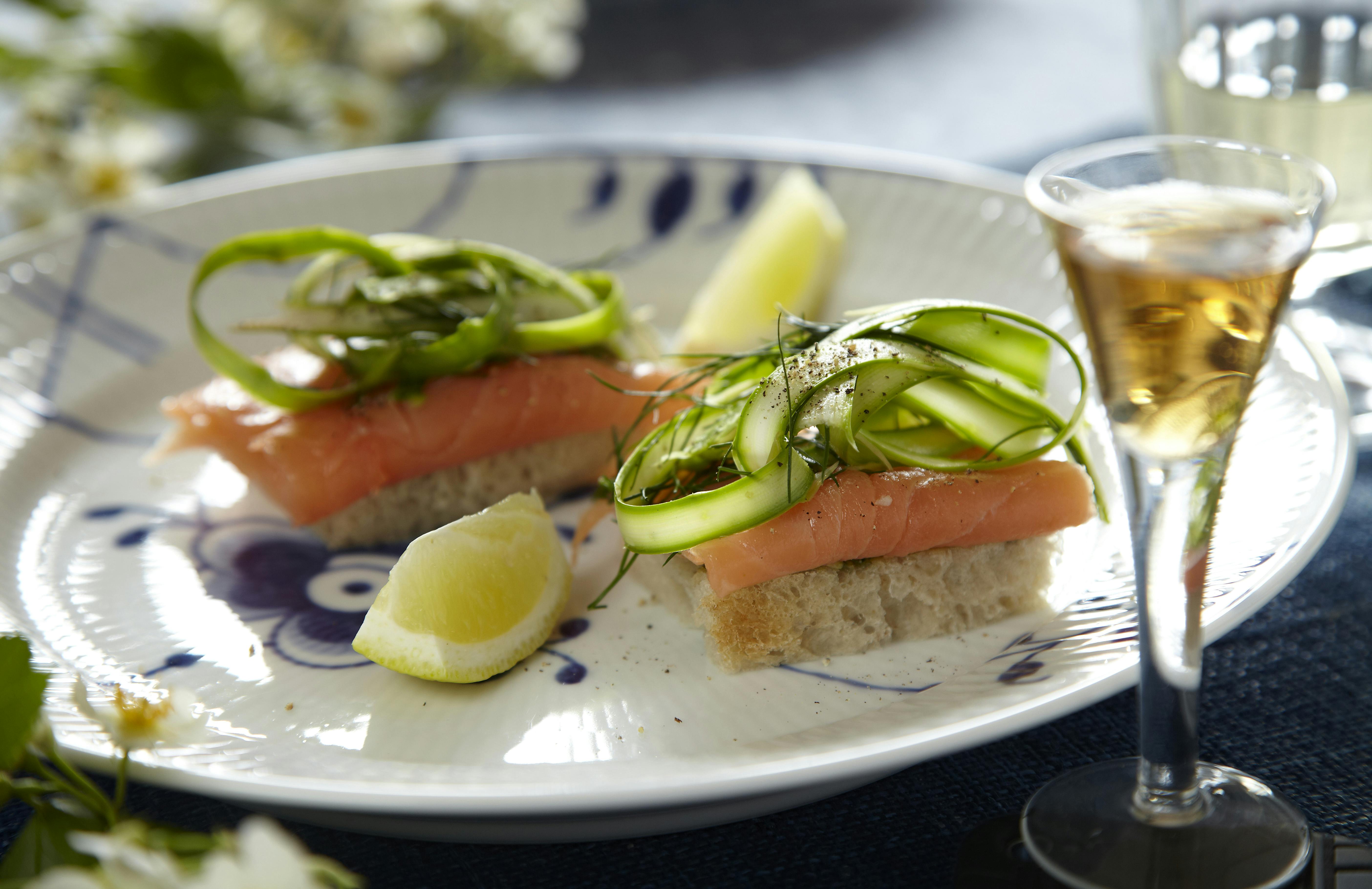 Lækkert smørrebrød: Laksesnitter med grønt