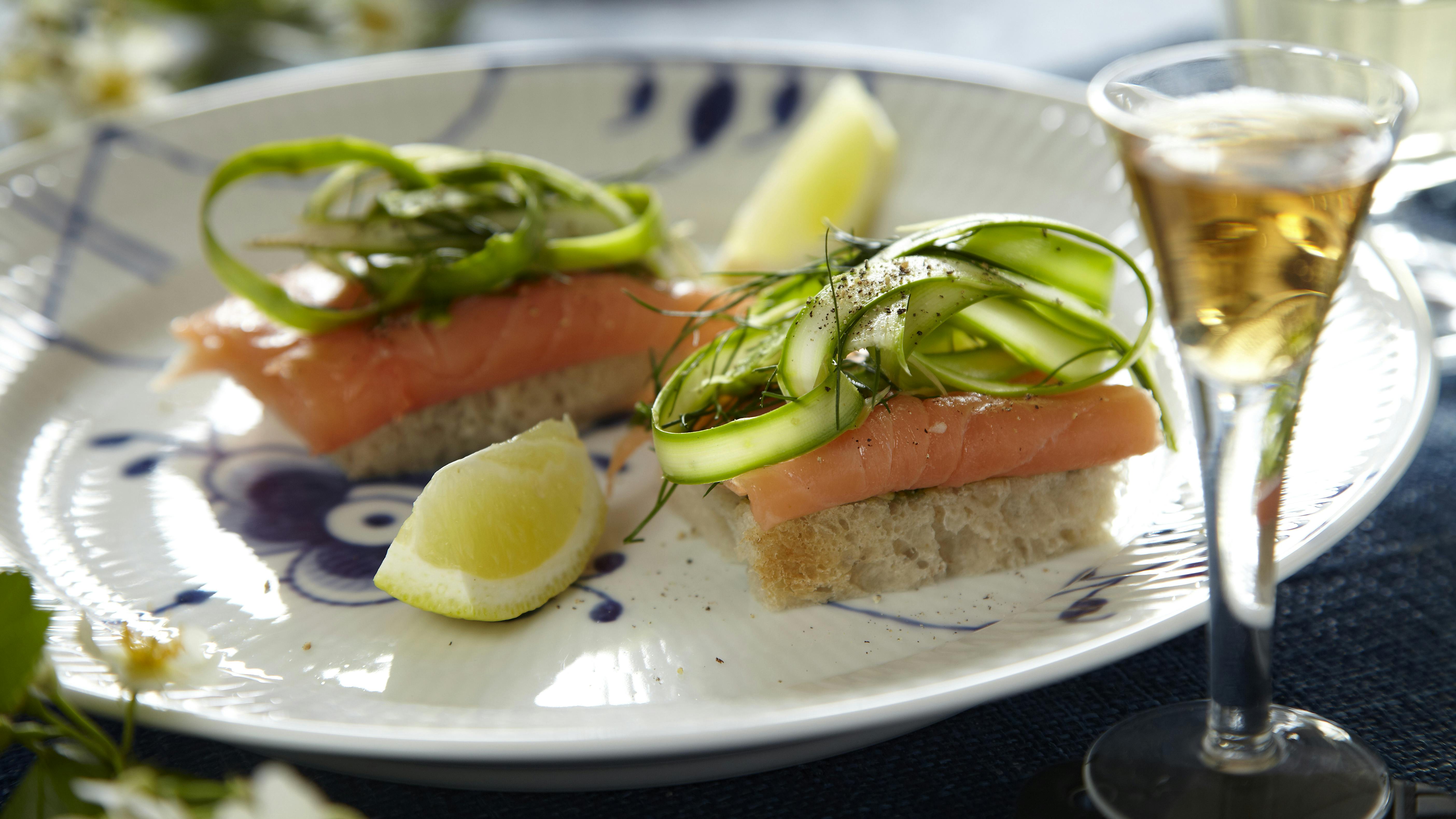 Lækkert smørrebrød: Laksesnitter med grønt