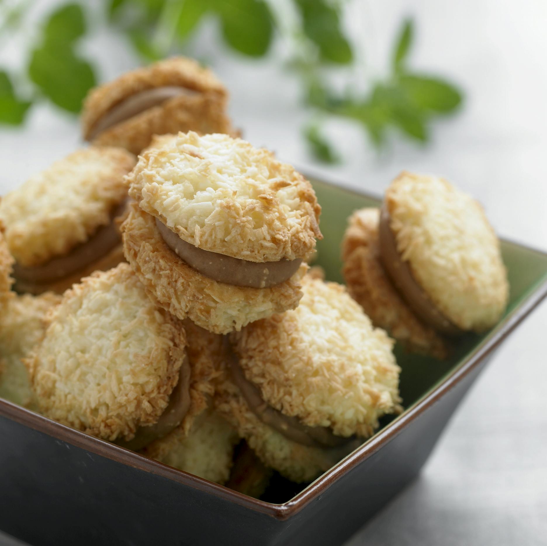Lækre og nemme kokosmakroner med toblerone-creme