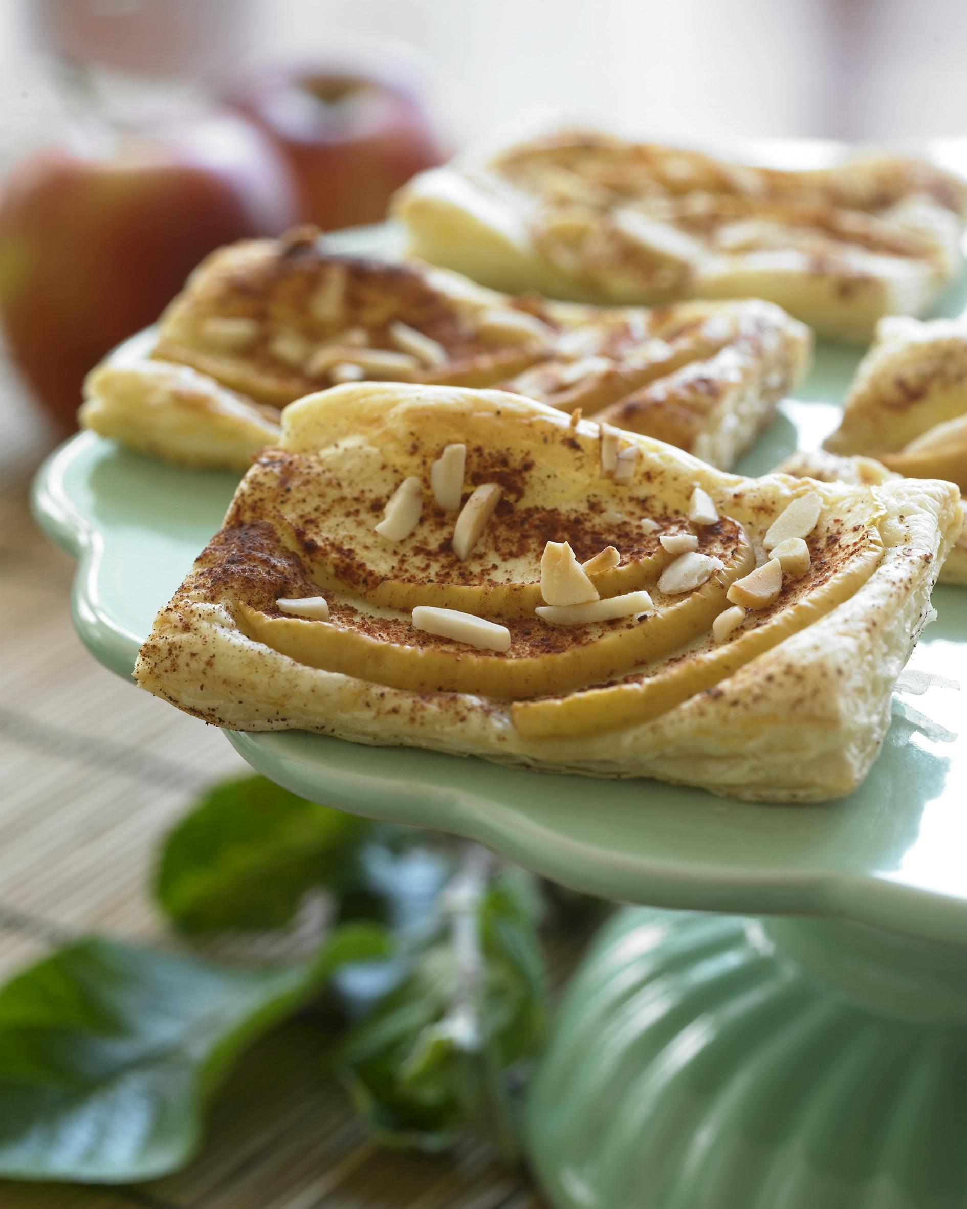 Nemme butterdejssnitter med æble og kanel