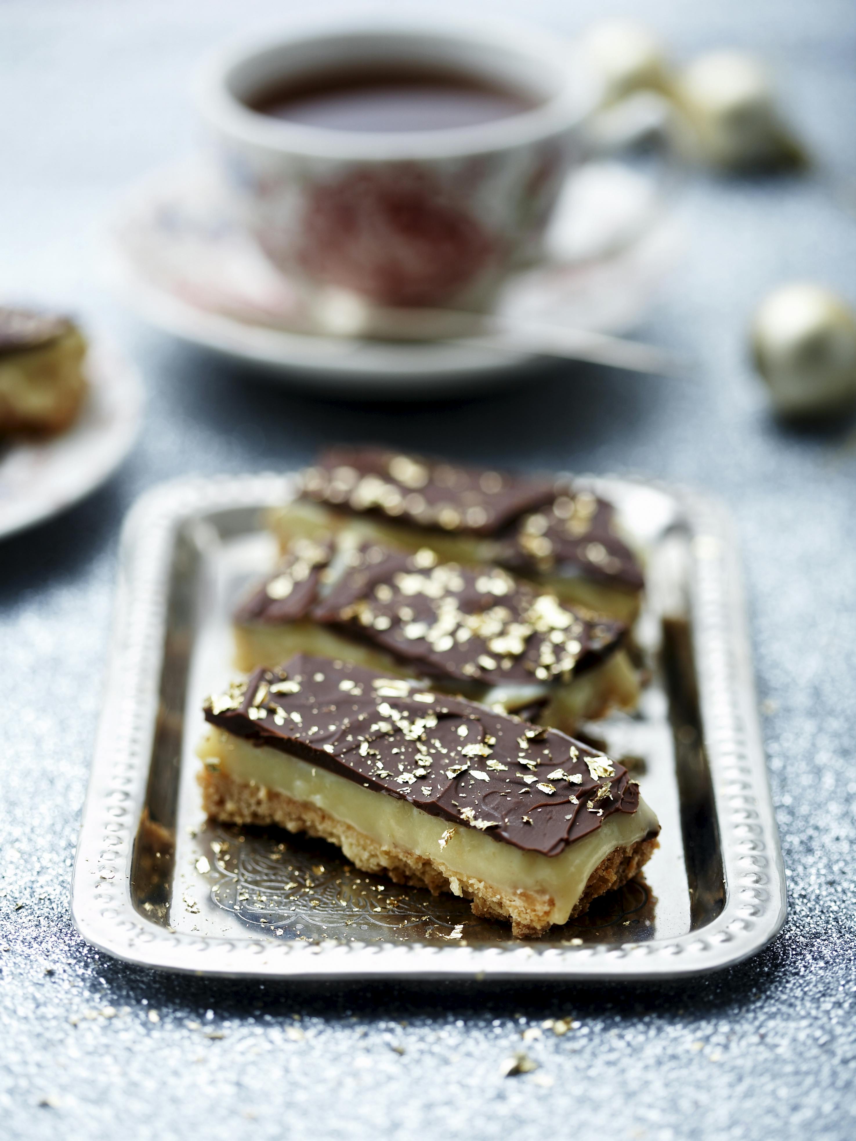 Karamelsnitter med chokolade og guldstøv