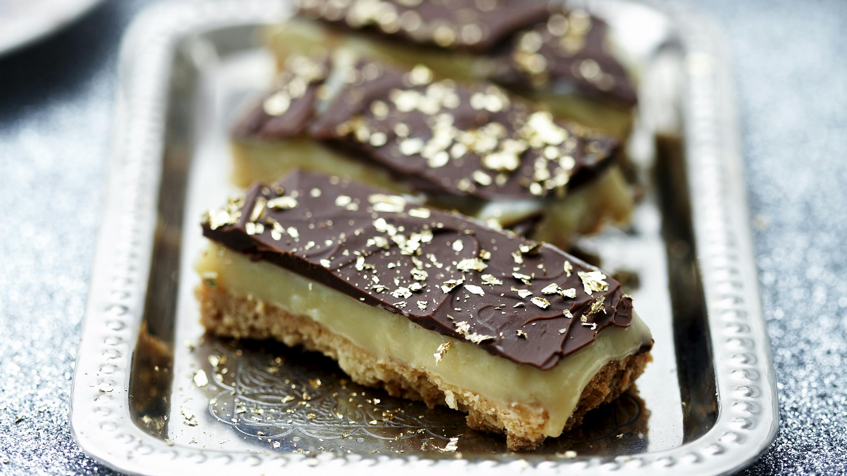 Karamelsnitter med chokolade og guldstøv