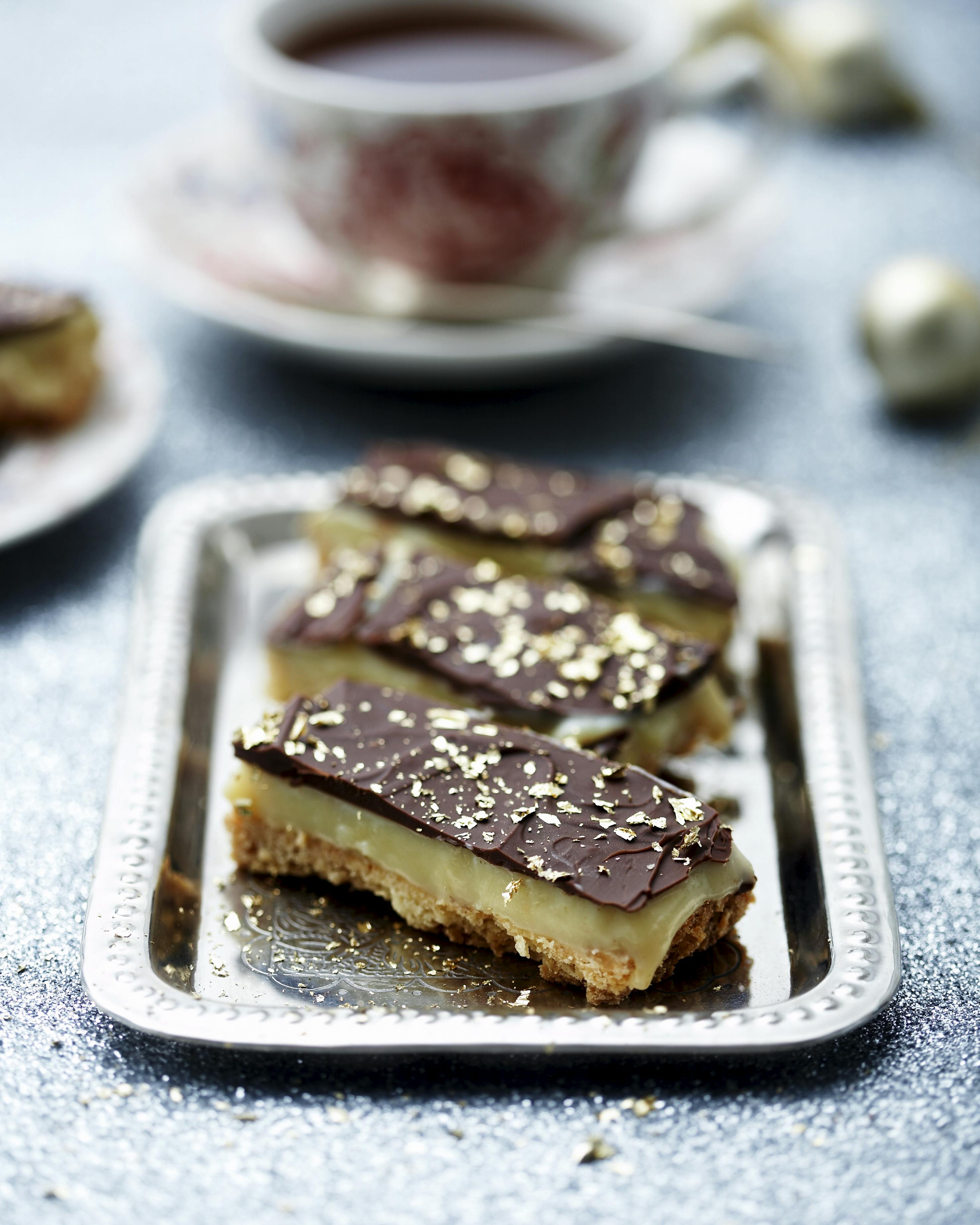 Karamelsnitter med chokolade og guldstøv