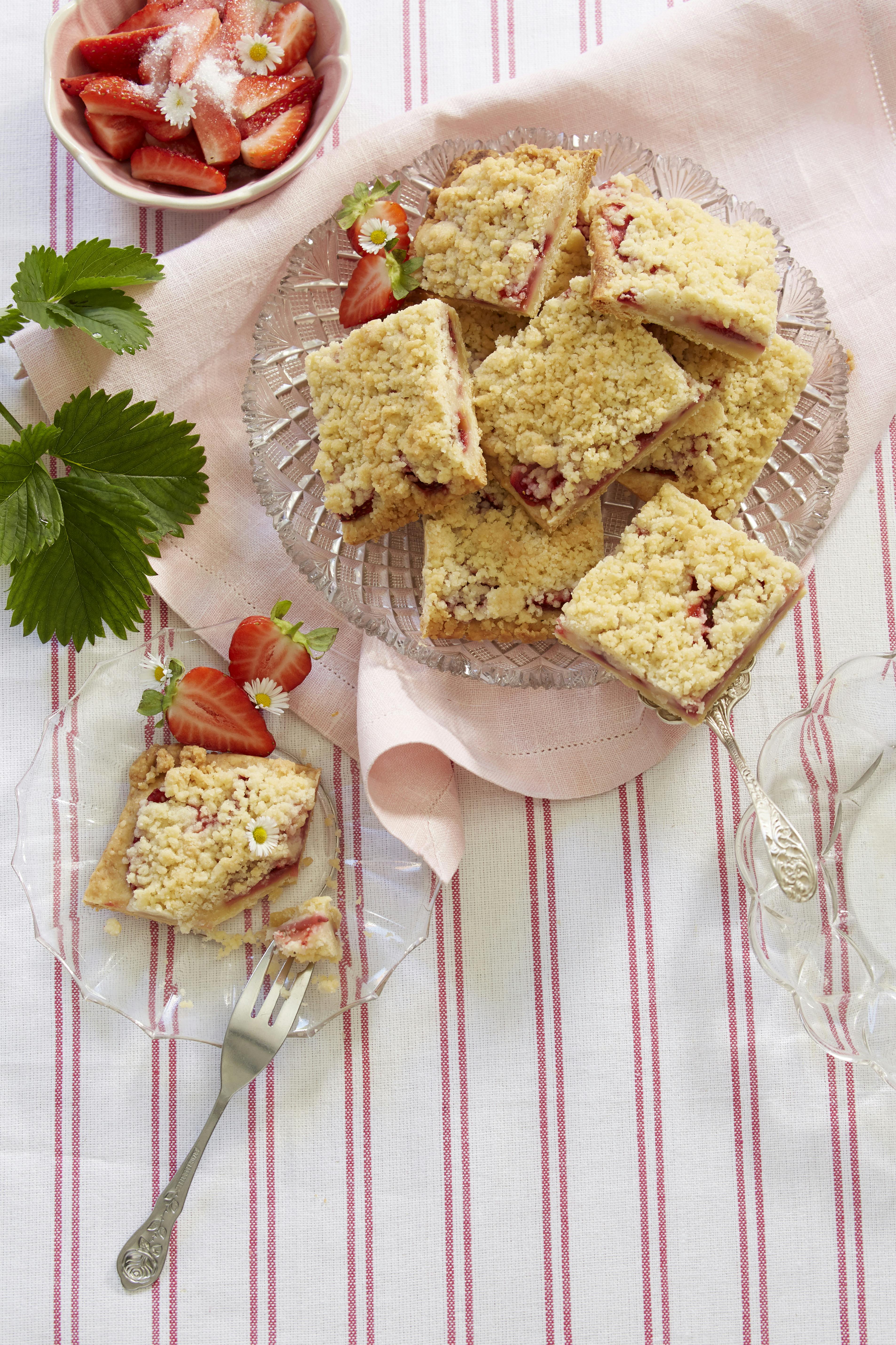 Smagfulde jordbærsnitter med crumble-top