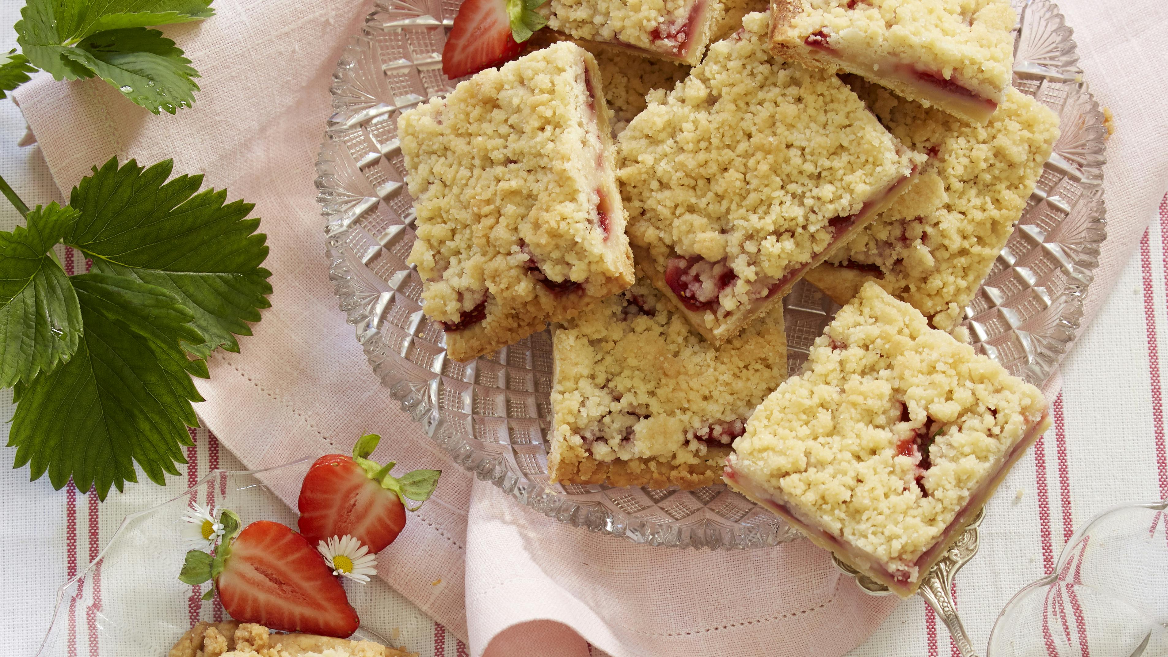 Smagfulde jordbærsnitter med crumble-top