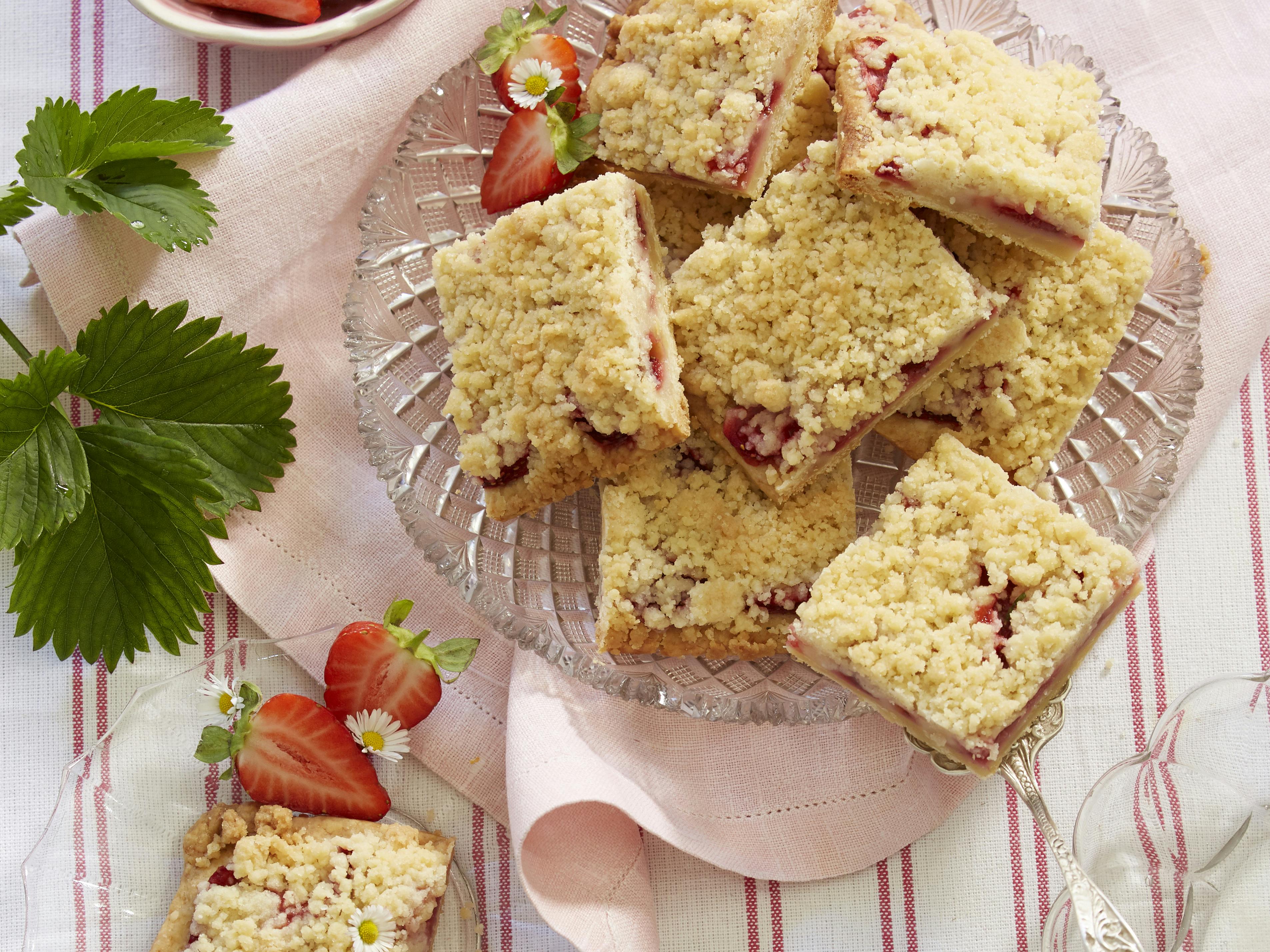 Smagfulde jordbærsnitter med crumble-top