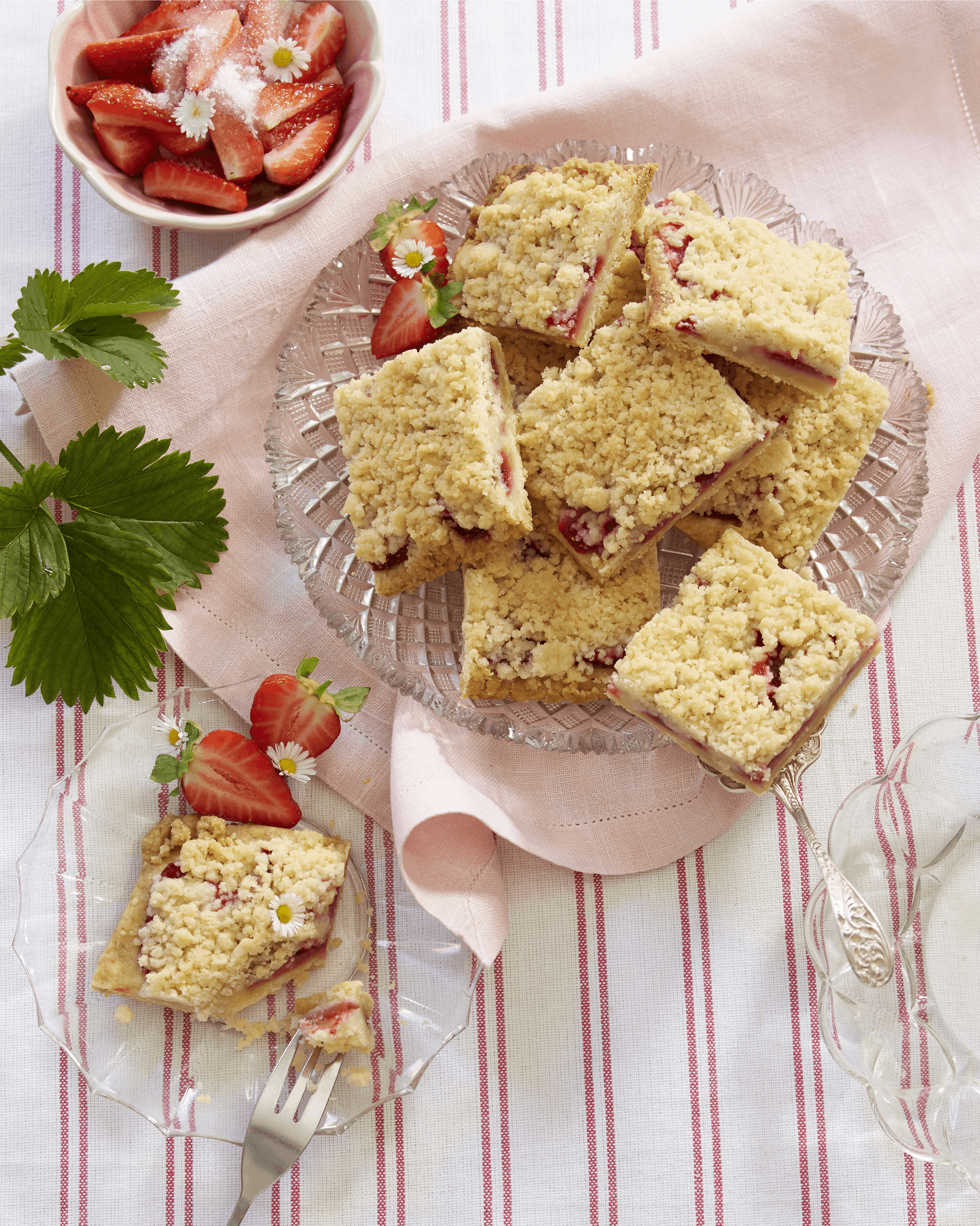Smagfulde jordbærsnitter med crumble-top