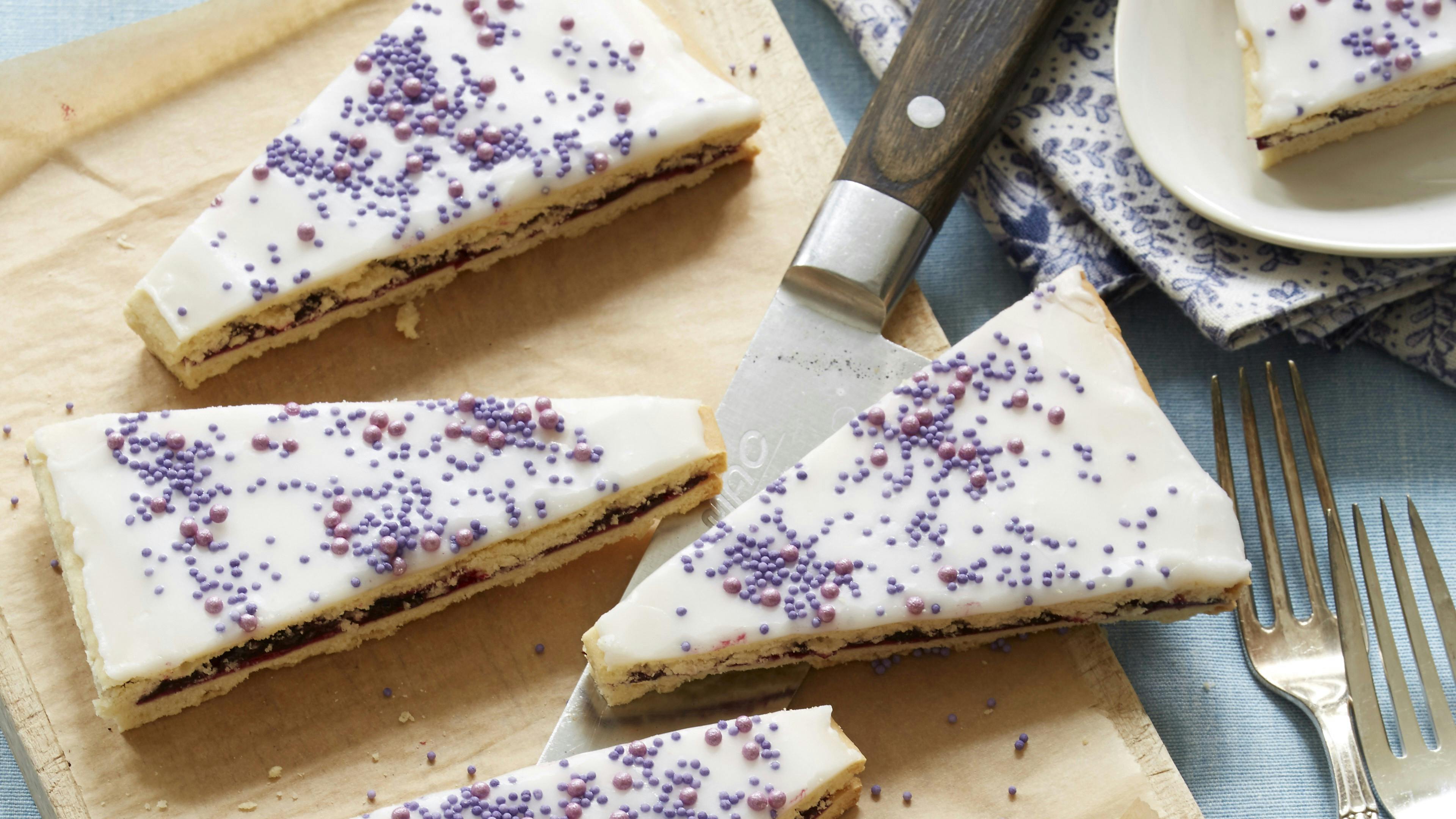 Nemme solbærsnitter med glasur og krymmel