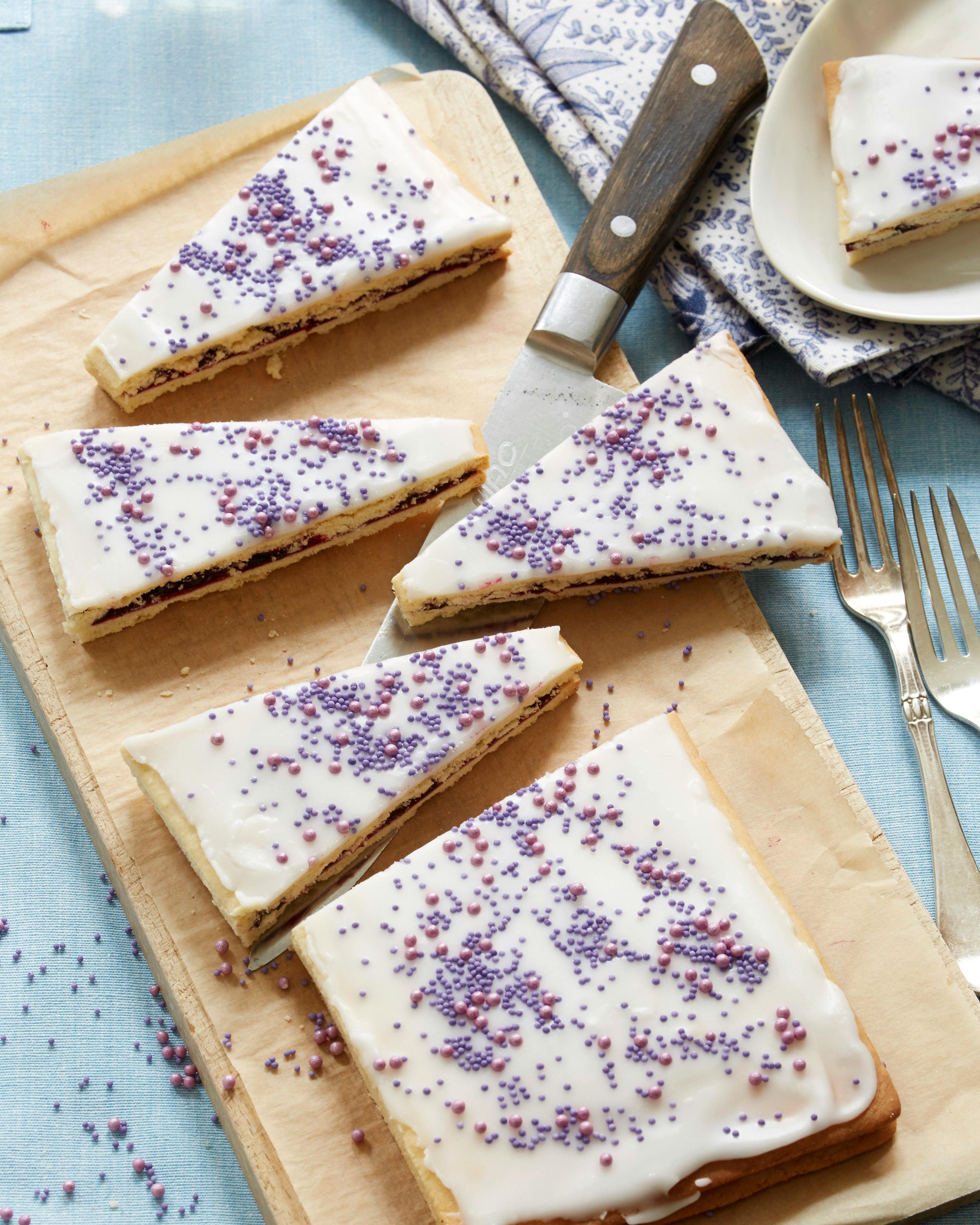 Nemme solbærsnitter med glasur og krymmel