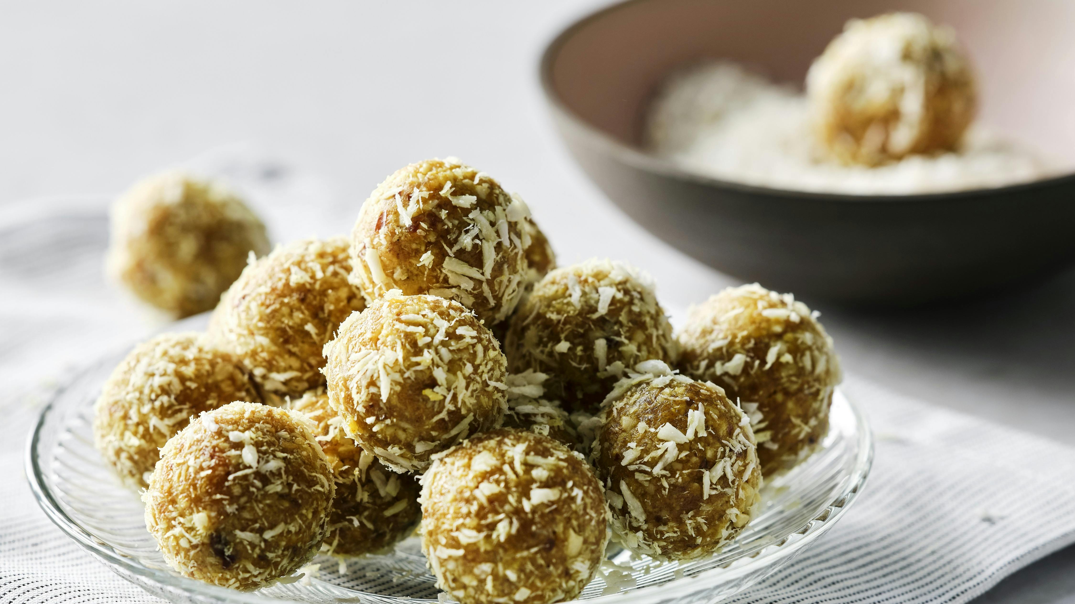 Dadelkugler med cashewnødder, kokos og gurkemeje