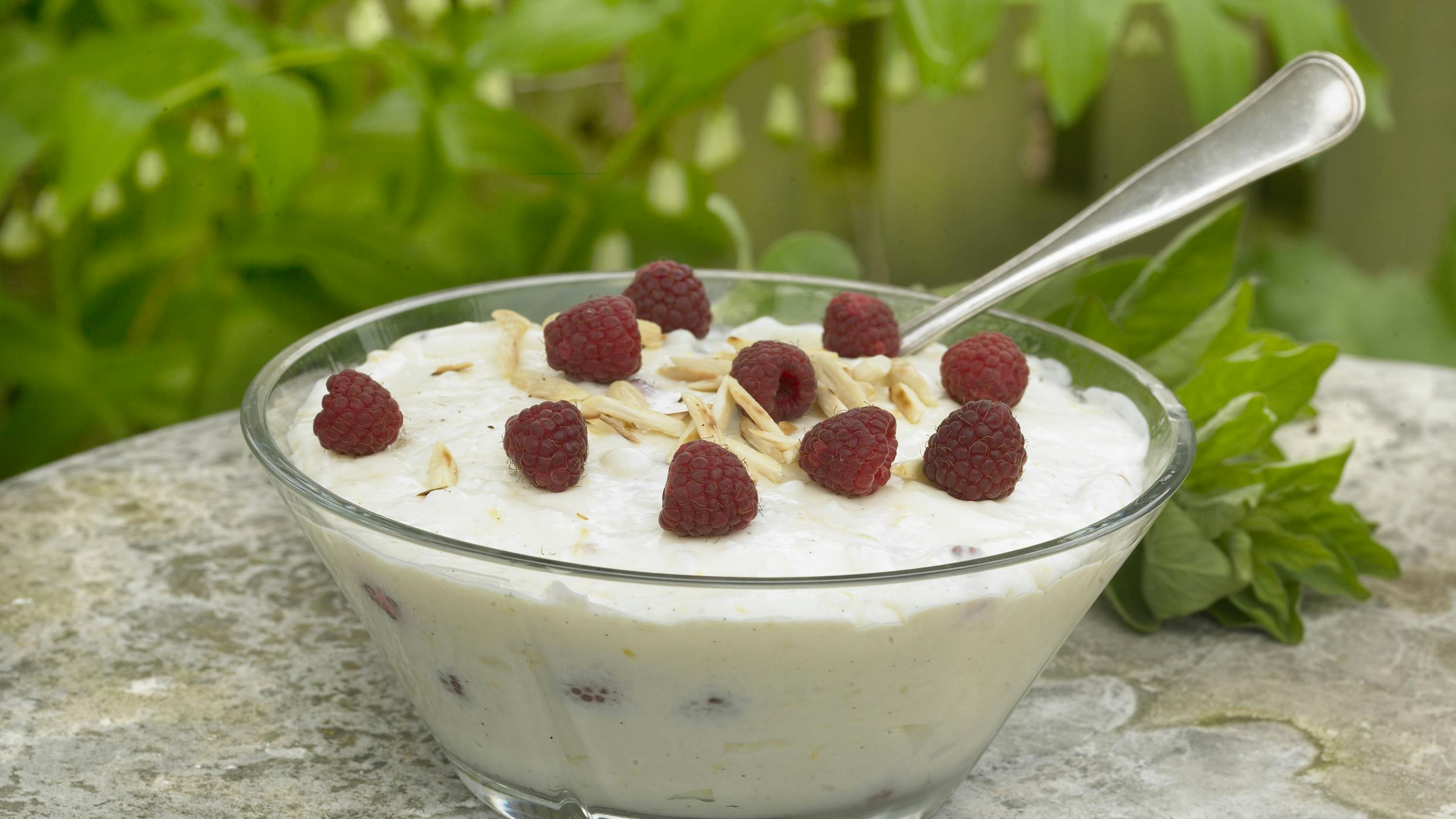 Kærnemælksfromage med hindbær og mandelsplitter