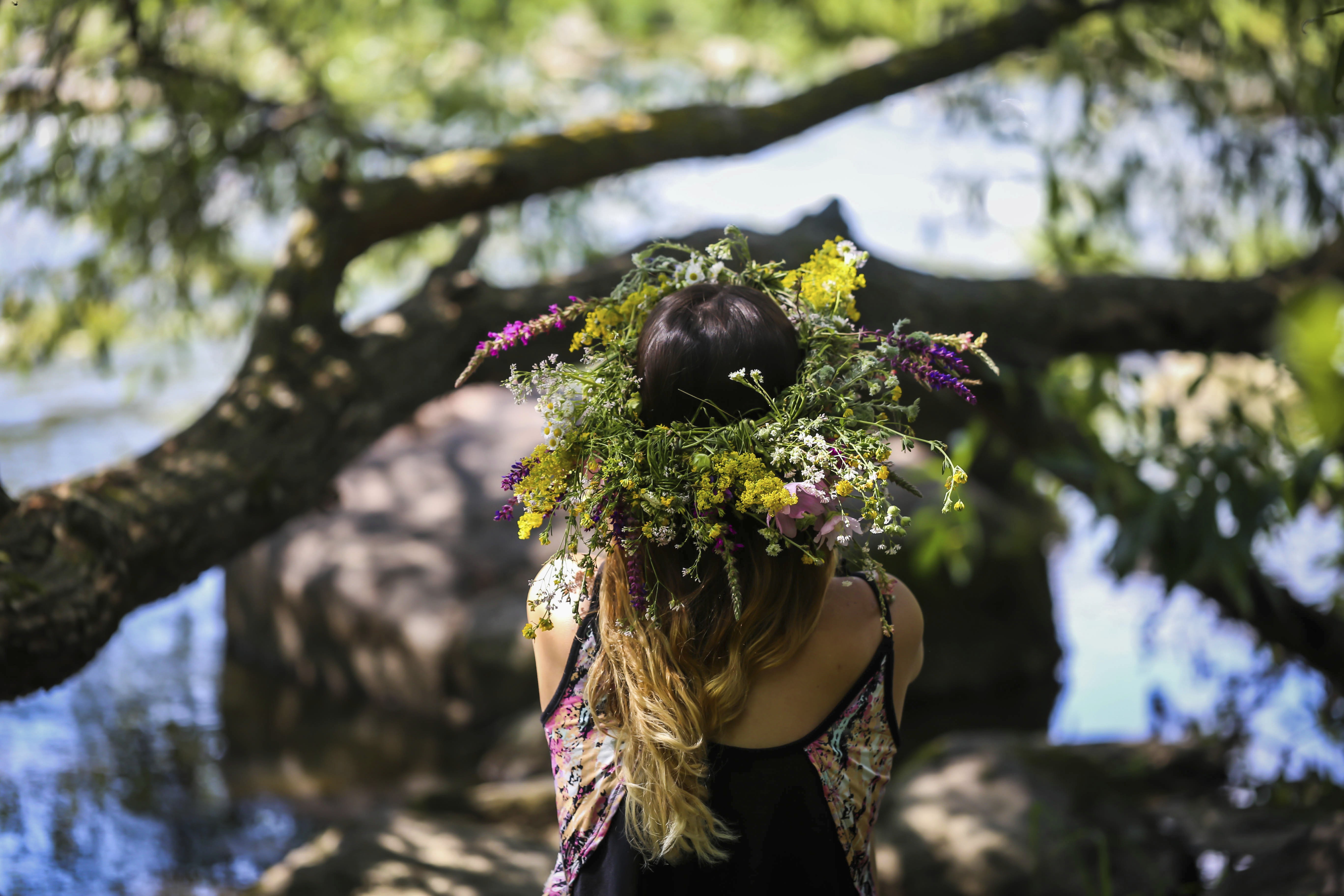 Kvinde med blomsterkrans 