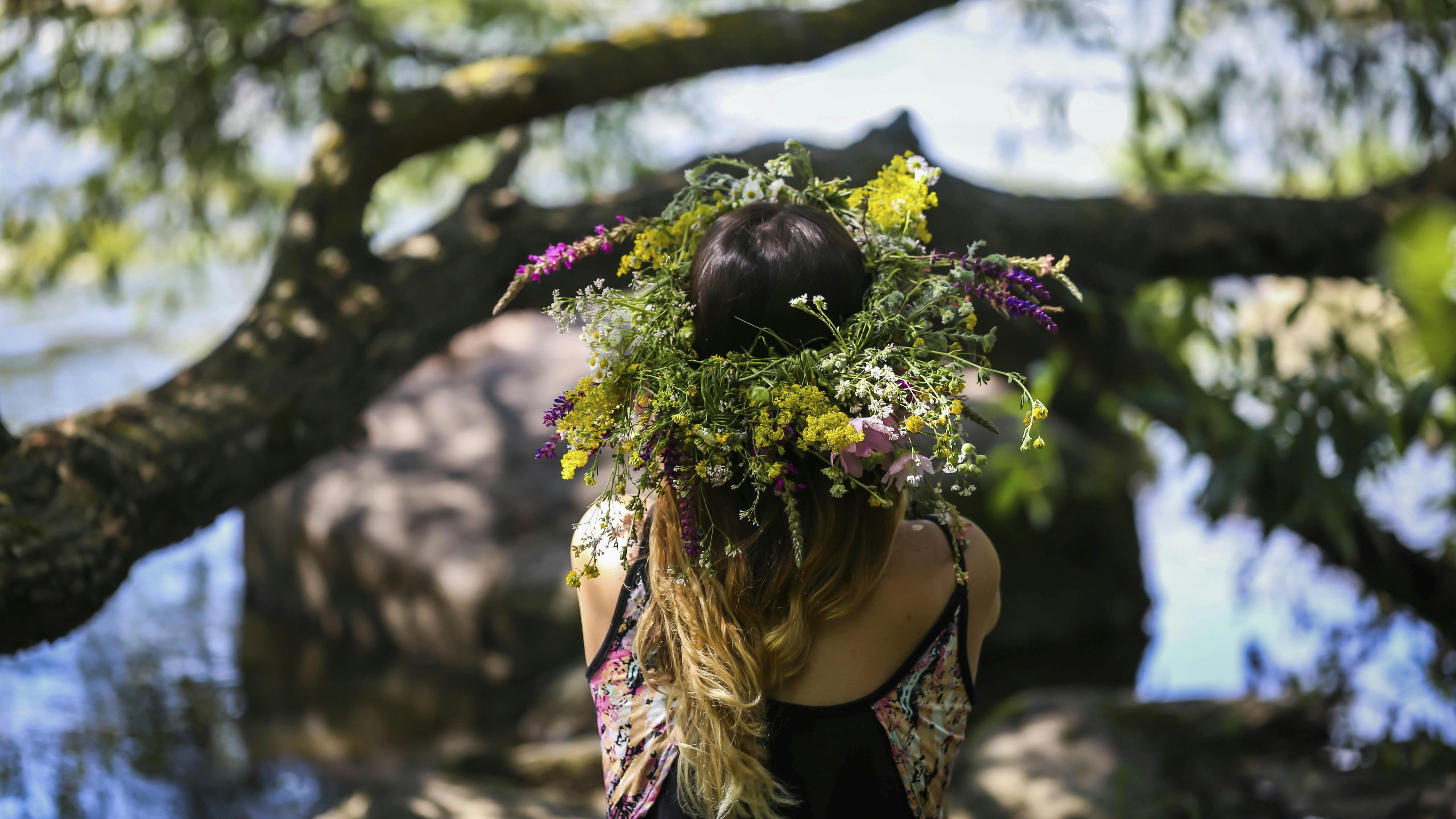 Kvinde med blomsterkrans