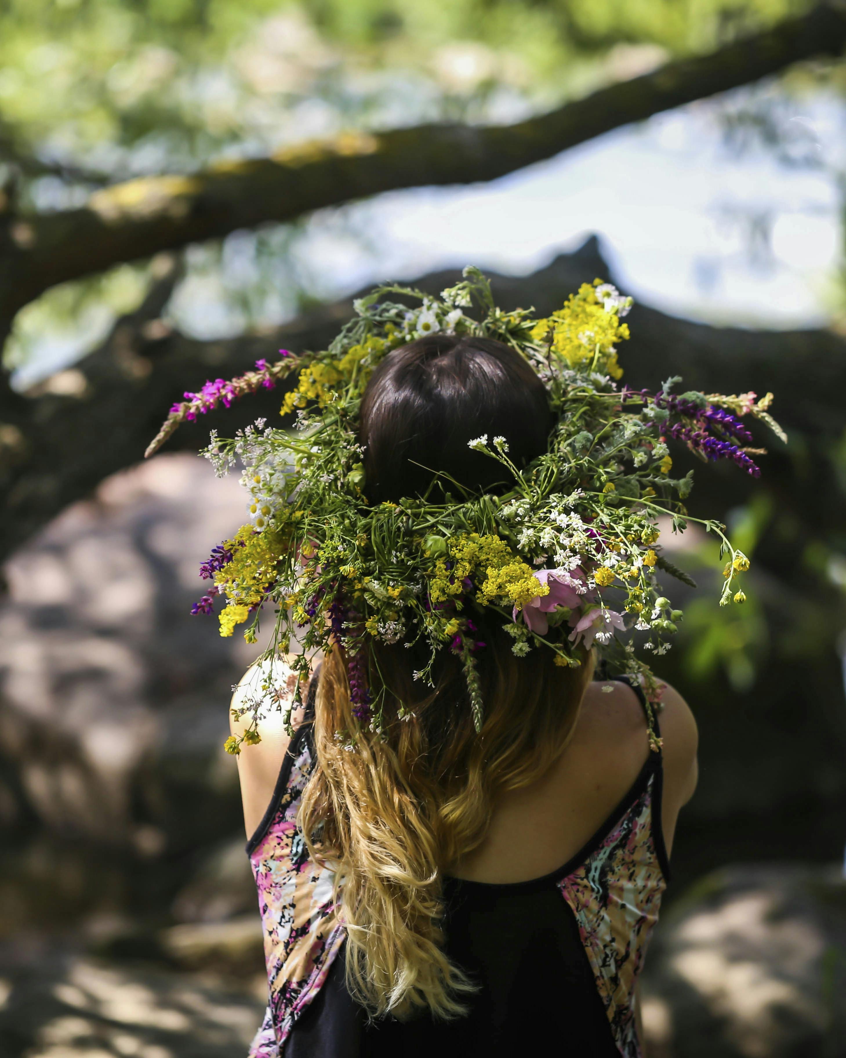 Kvinde med blomsterkrans