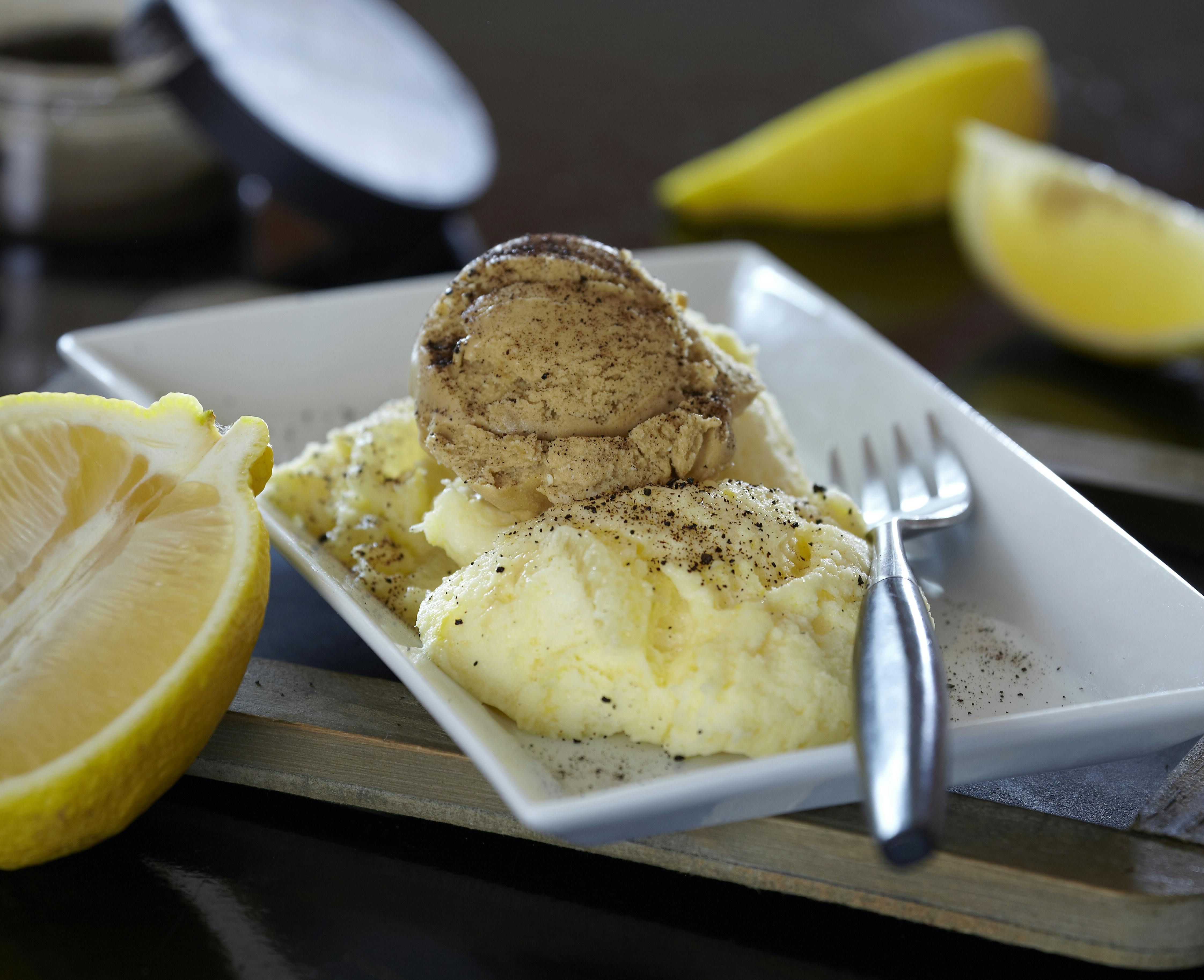 Klassisk citronfromage med hjemmelavet lakridsis