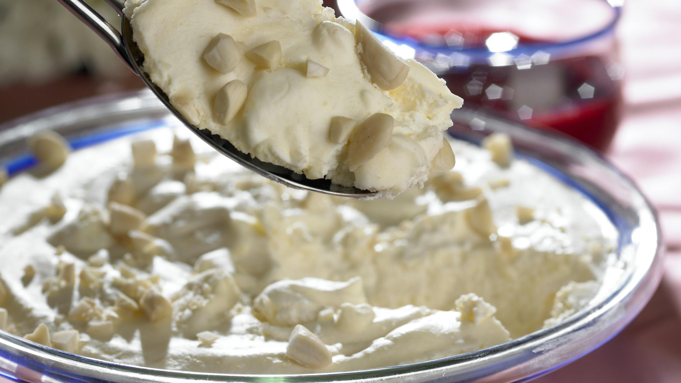 Cremet romfromage med mandler og hindbærcoulis