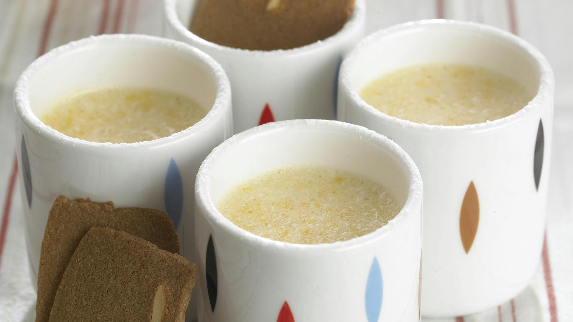 Smagfuld fersken- og citronfromage med mandelkager