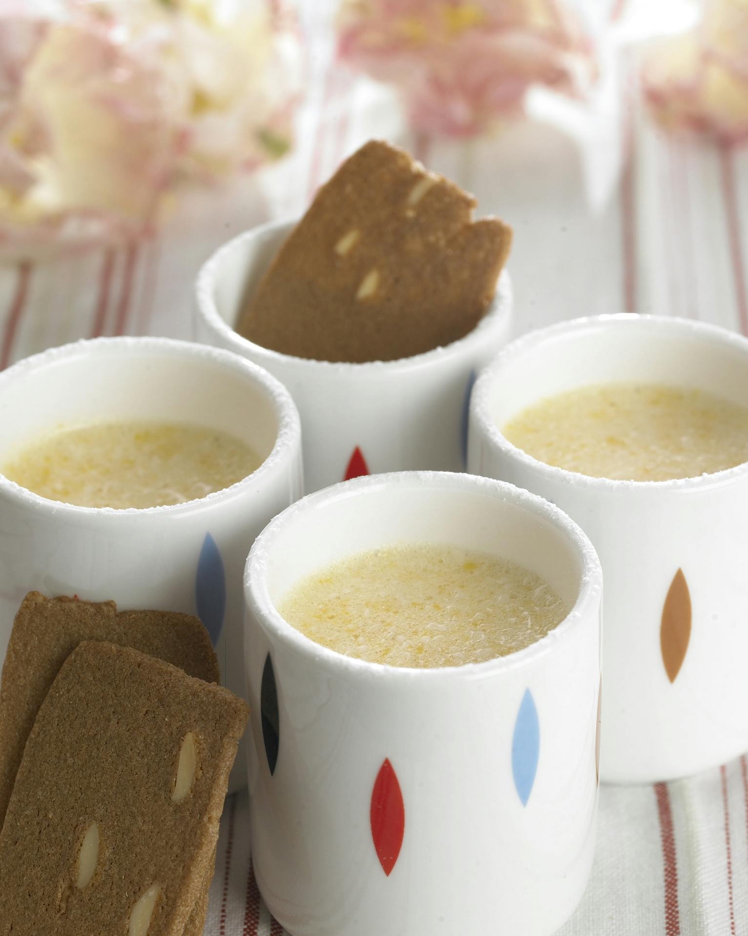 Smagfuld fersken- og citronfromage med mandelkager
