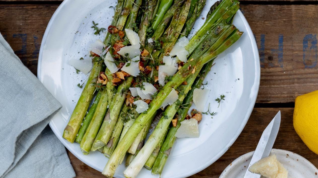 grillede asparges og forårsløg med brunet citronsmør