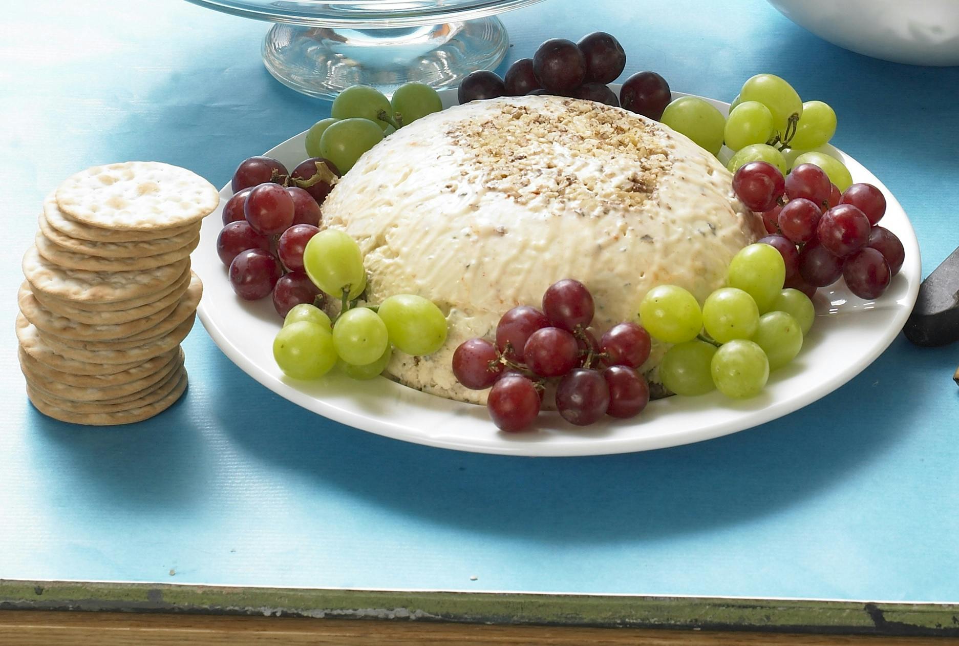 Gammeldags ostefromage med rom og valnøddekerner