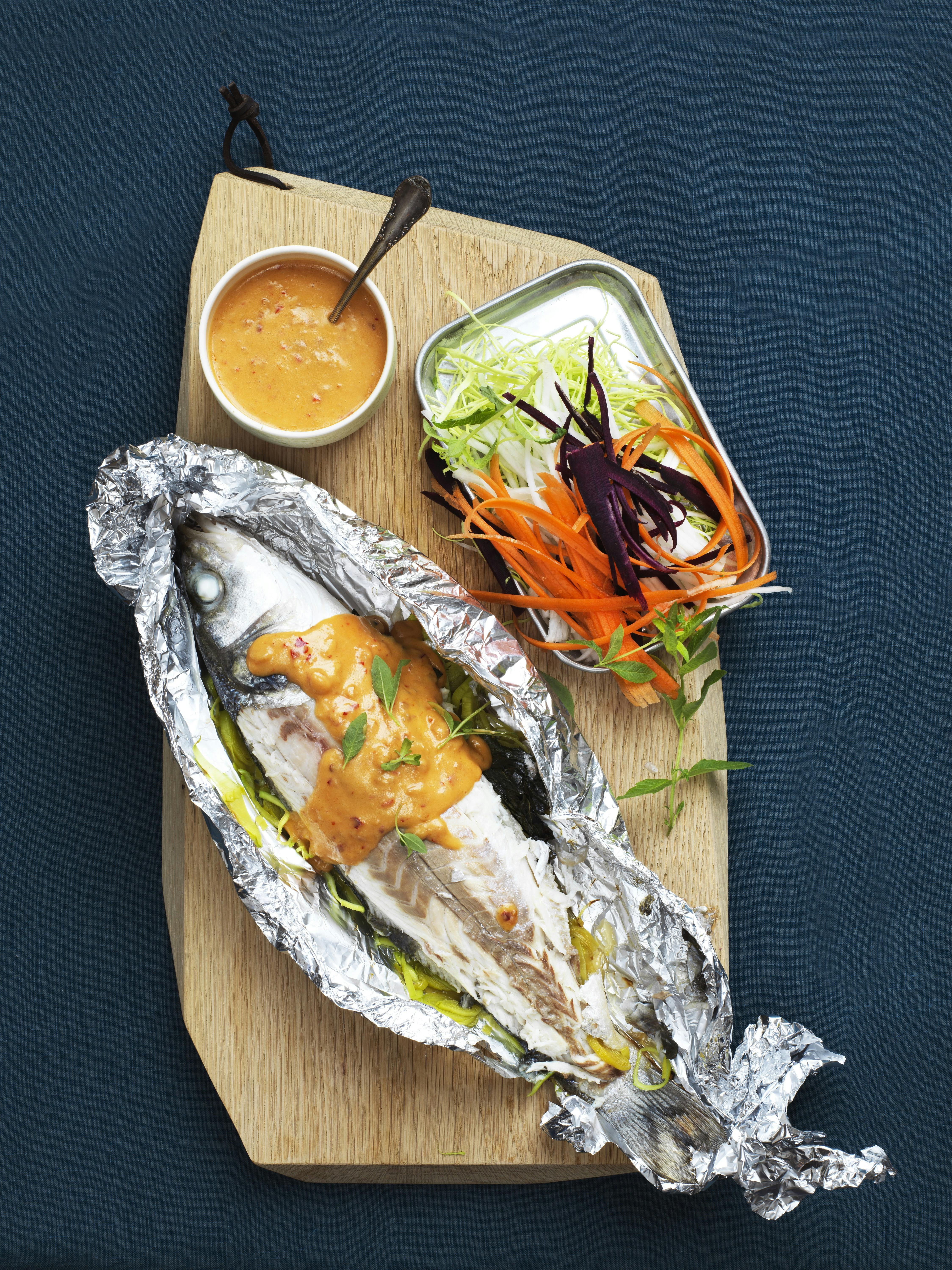 Grillet havbars med spicy peanutbuttersauce