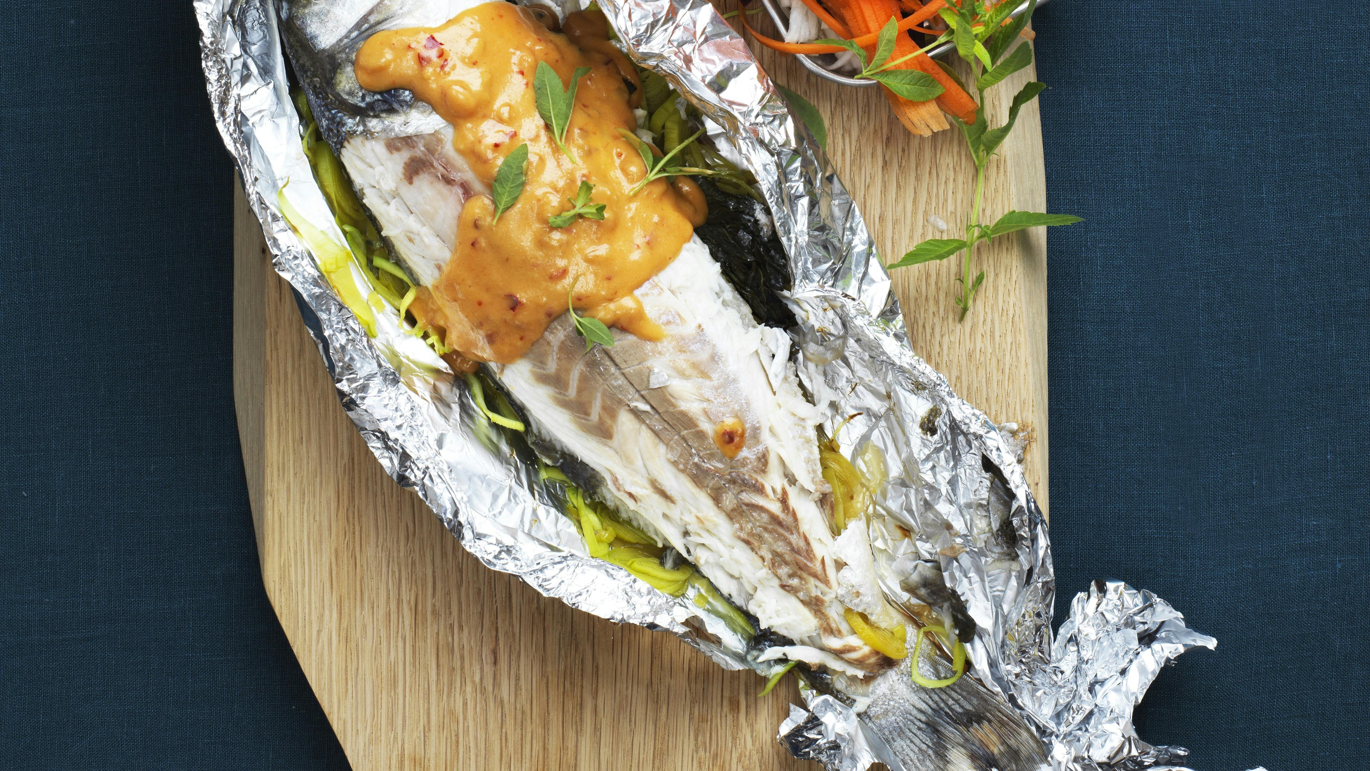 Grillet havbars med spicy peanutbuttersauce