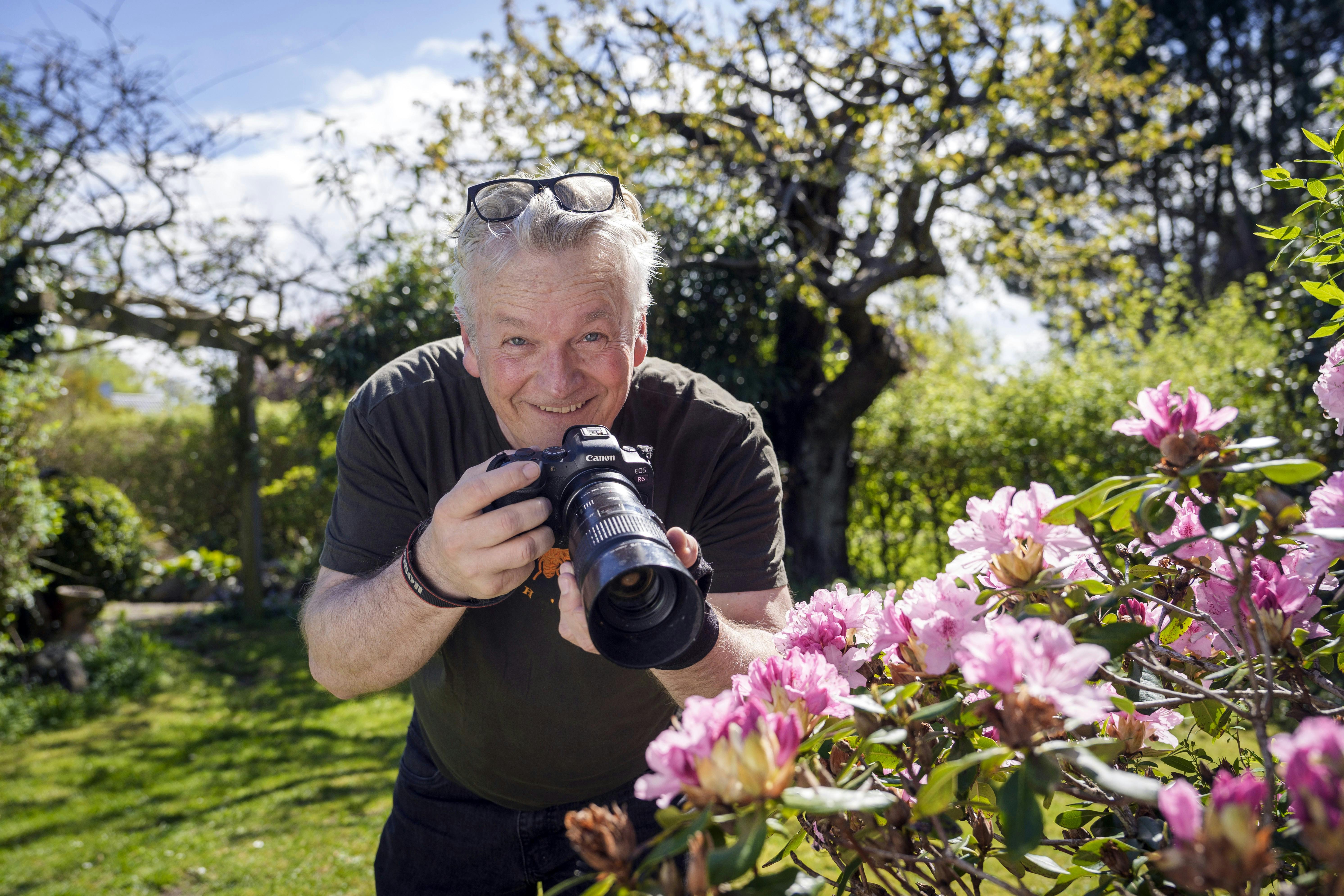 Mange forfattere har en bibeskæftigelse, og Michael Larsen tager sin bogstaveligt. Han finder sjældne insekter og har opdaget en ny art af hvepsebi i sin egen have.