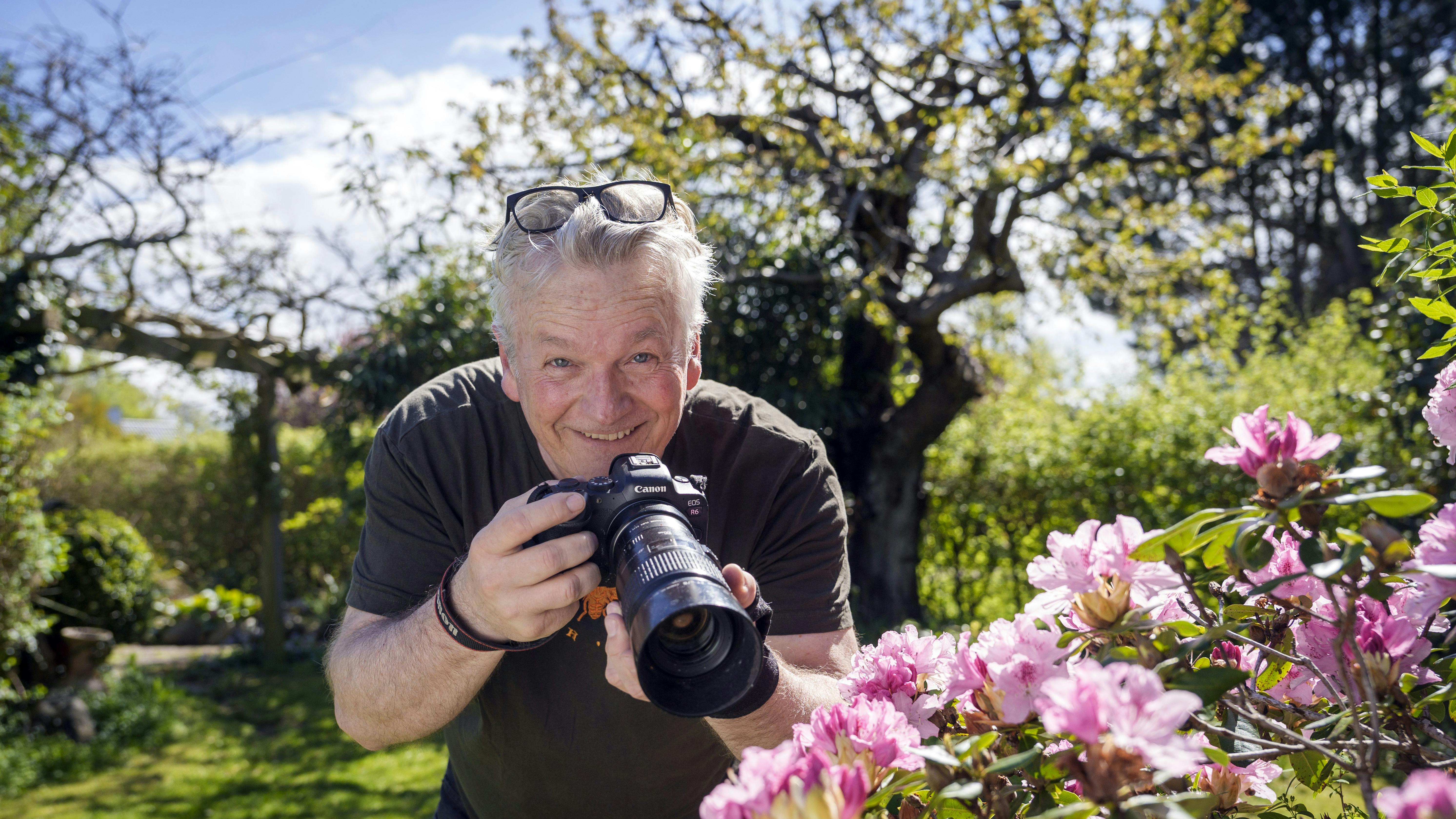 Mange forfattere har en bibeskæftigelse, og Michael Larsen tager sin bogstaveligt. Han finder sjældne insekter og har opdaget en ny art af hvepsebi i sin egen have.